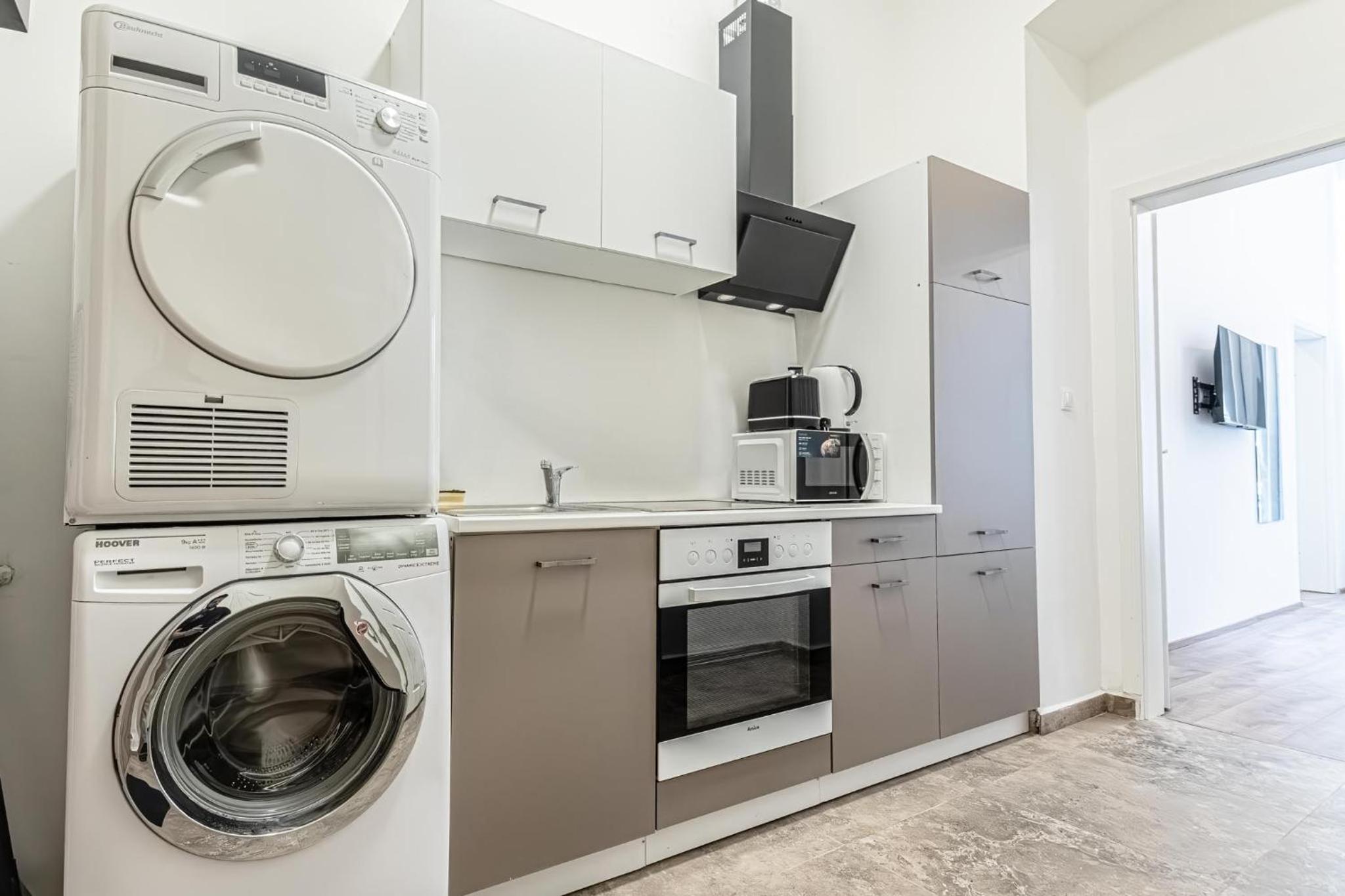 Lovely 1BR & 1LR Ground Floor Gem 15 min to City Center via U3