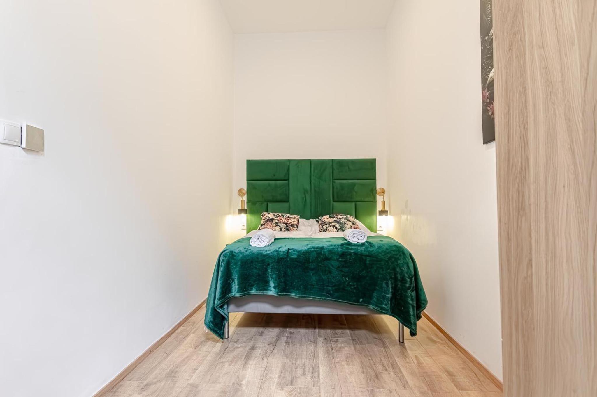 Lovely 1BR & 1LR Ground Floor Gem 15 min to City Center via U3
