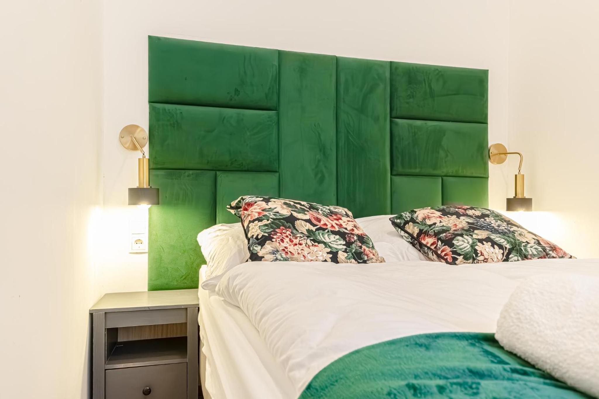 Lovely 1BR & 1LR Ground Floor Gem 15 min to City Center via U3