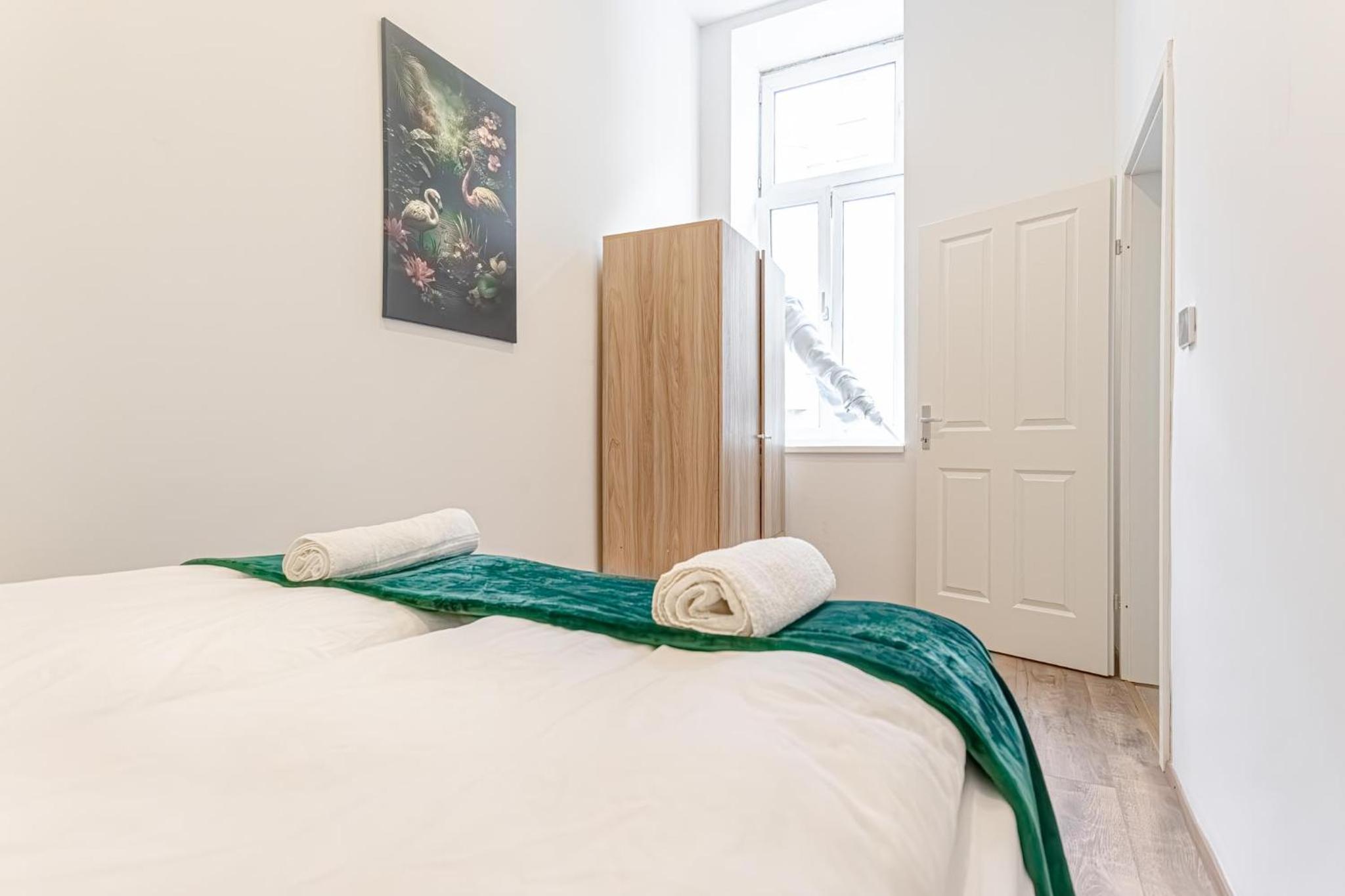 Lovely 1BR & 1LR Ground Floor Gem 15 min to City Center via U3