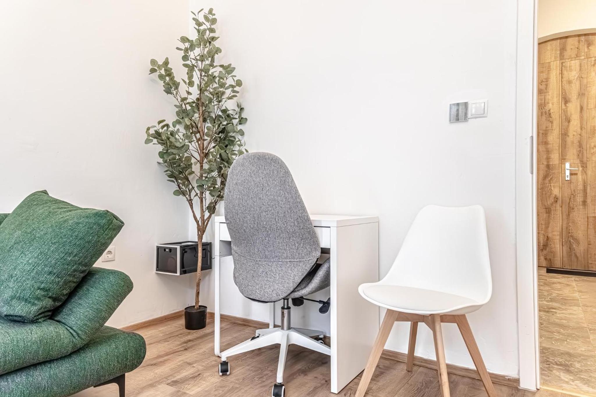 Lovely 1BR & 1LR Ground Floor Gem 15 min to City Center via U3