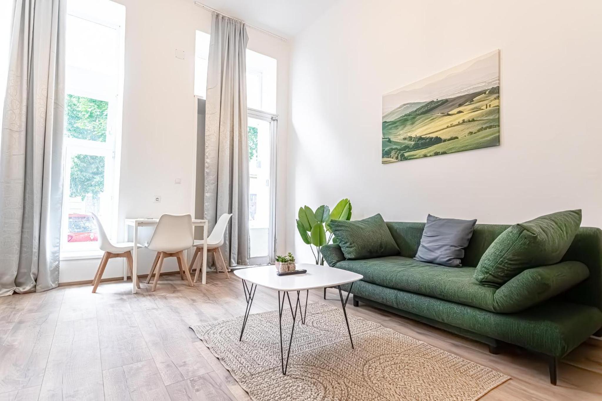 Lovely 1BR & 1LR Ground Floor Gem 15 min to City Center via U3