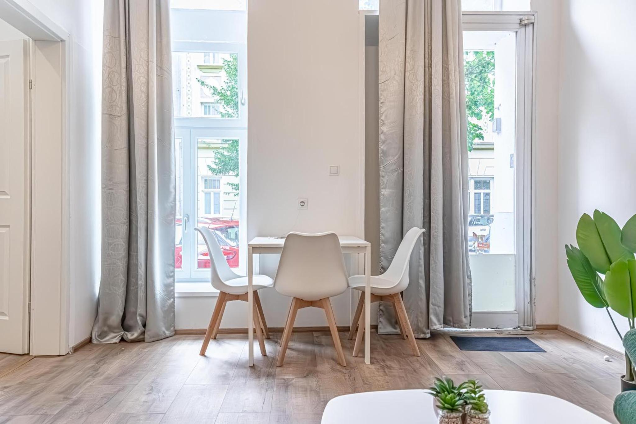 Lovely 1BR & 1LR Ground Floor Gem 15 min to City Center via U3