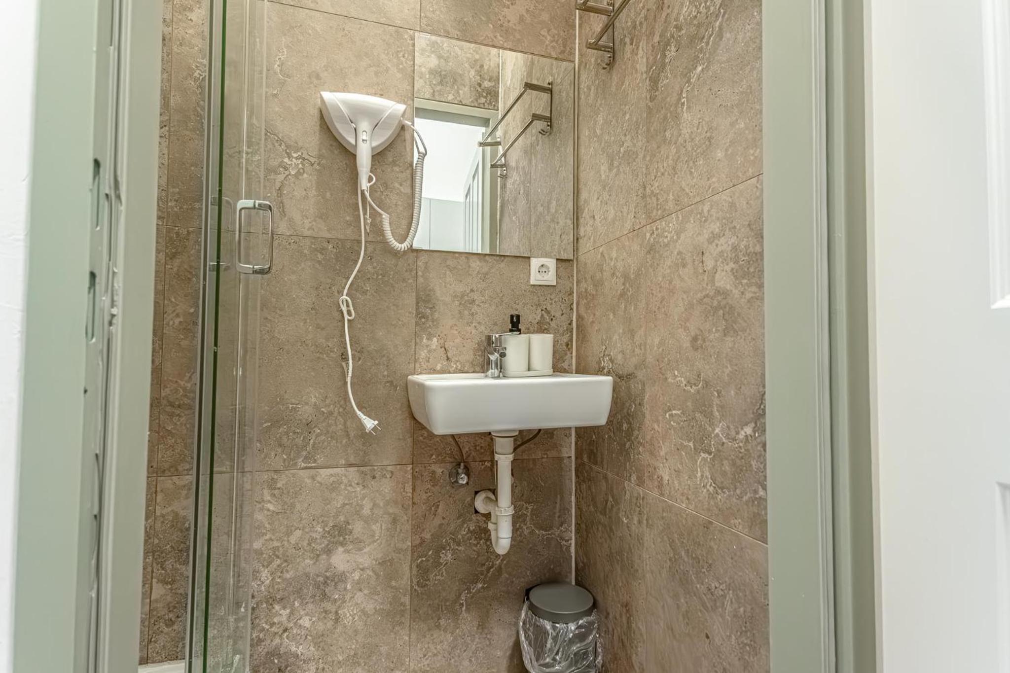 Lovely 1BR & 1LR Ground Floor Gem 15 min to City Center via U3