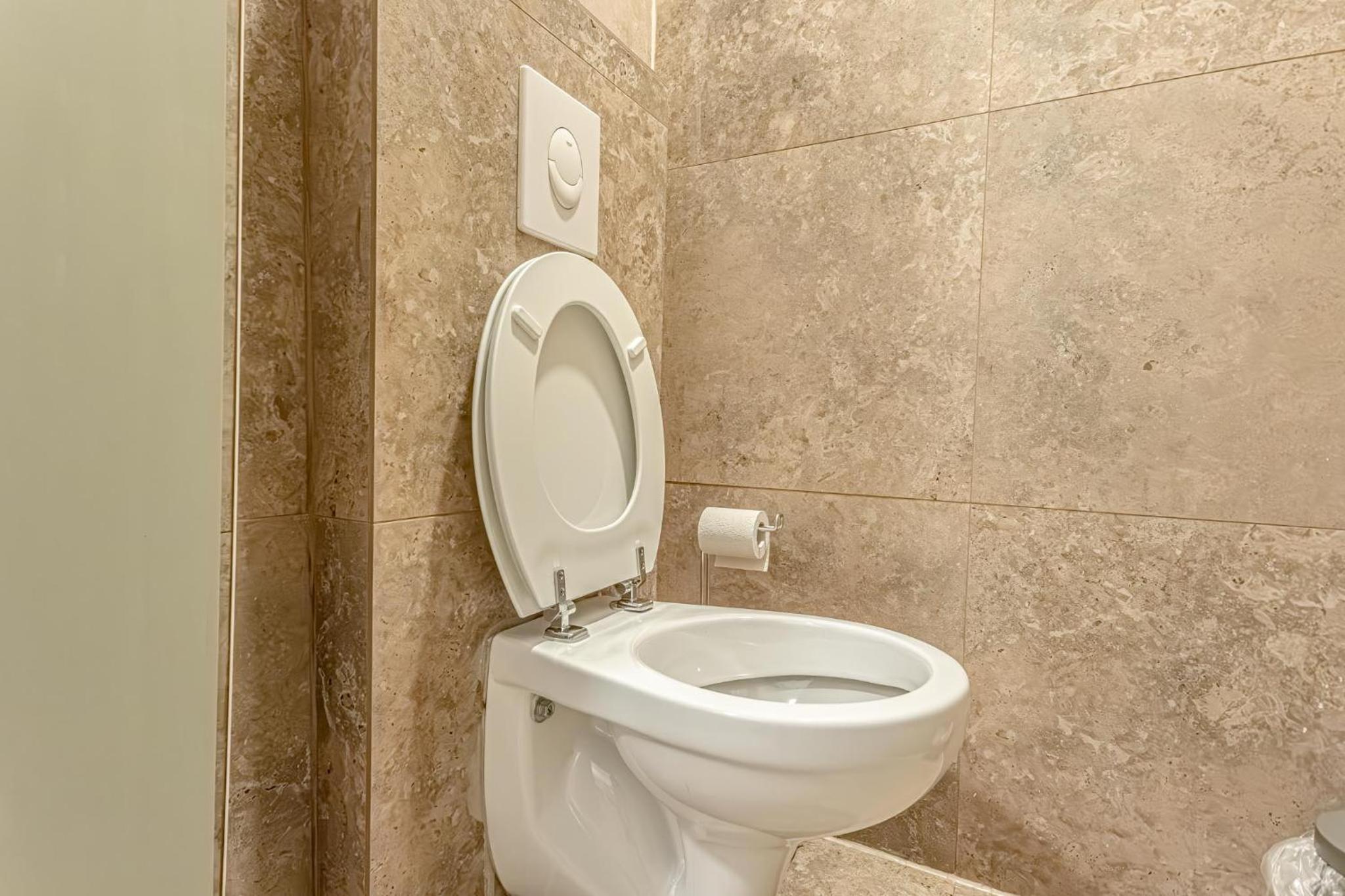 Lovely 1BR & 1LR Ground Floor Gem 15 min to City Center via U3