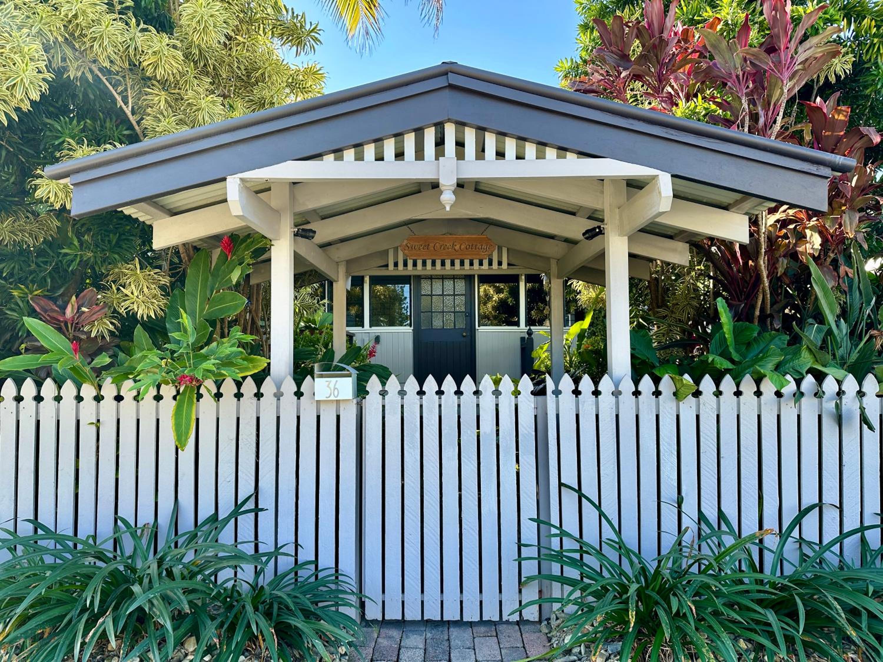 Sweet Creek Cottage, Palm Cove, 200m to Beach, Heated Pool, Pets