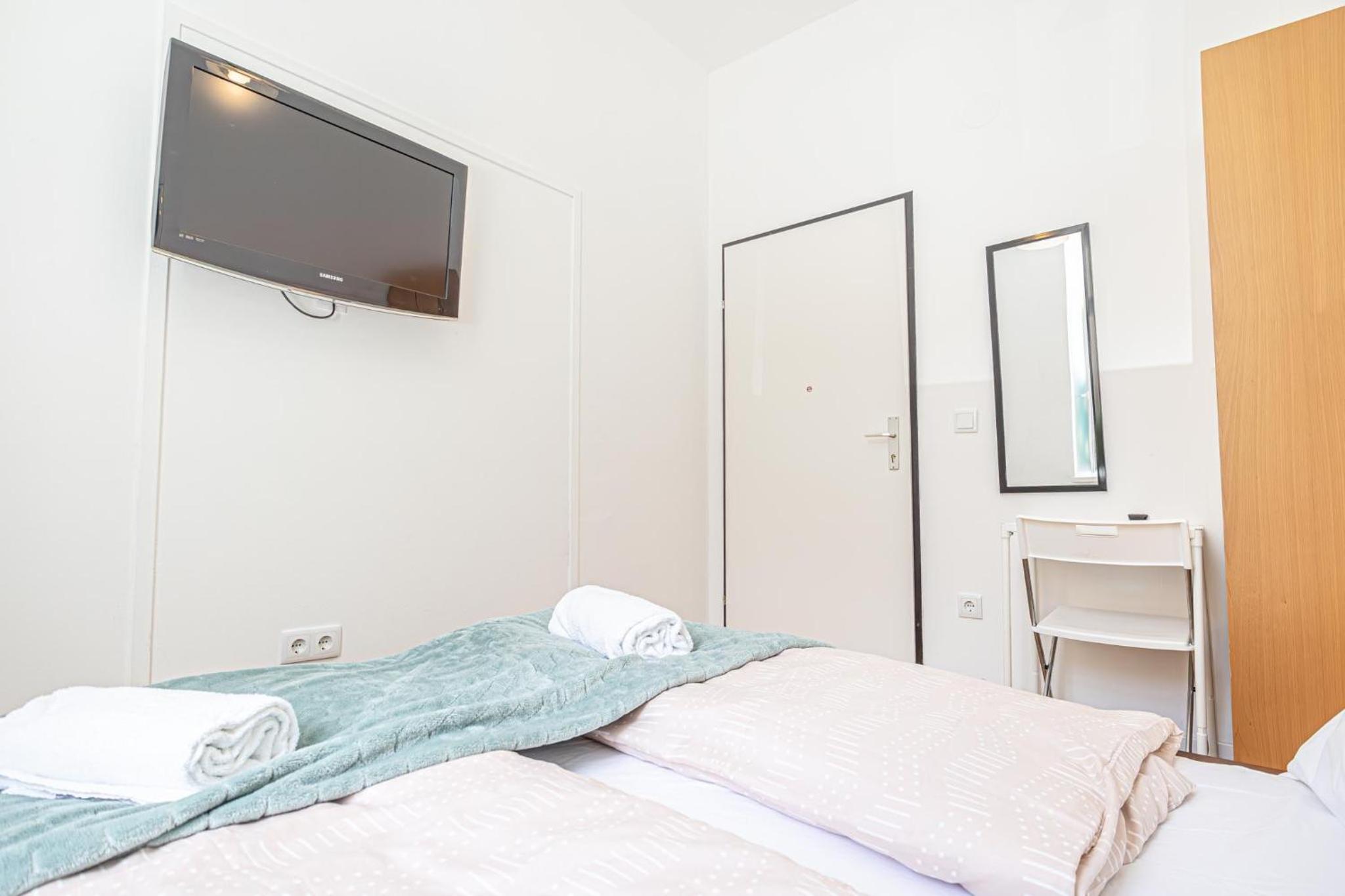 Elegant Private Rooms Near Danube With Garden Access
