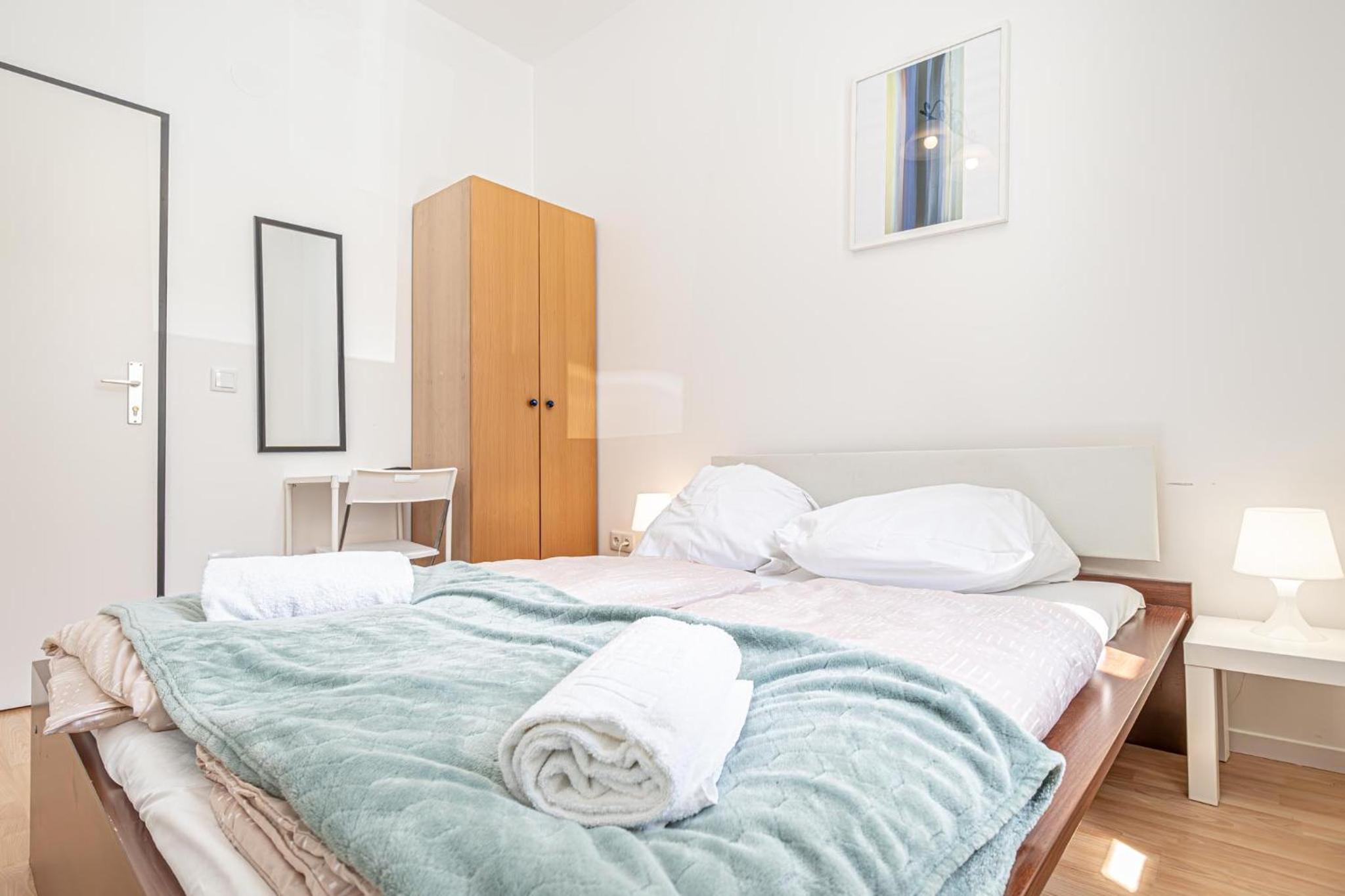 Elegant Private Rooms Near Danube With Garden Access