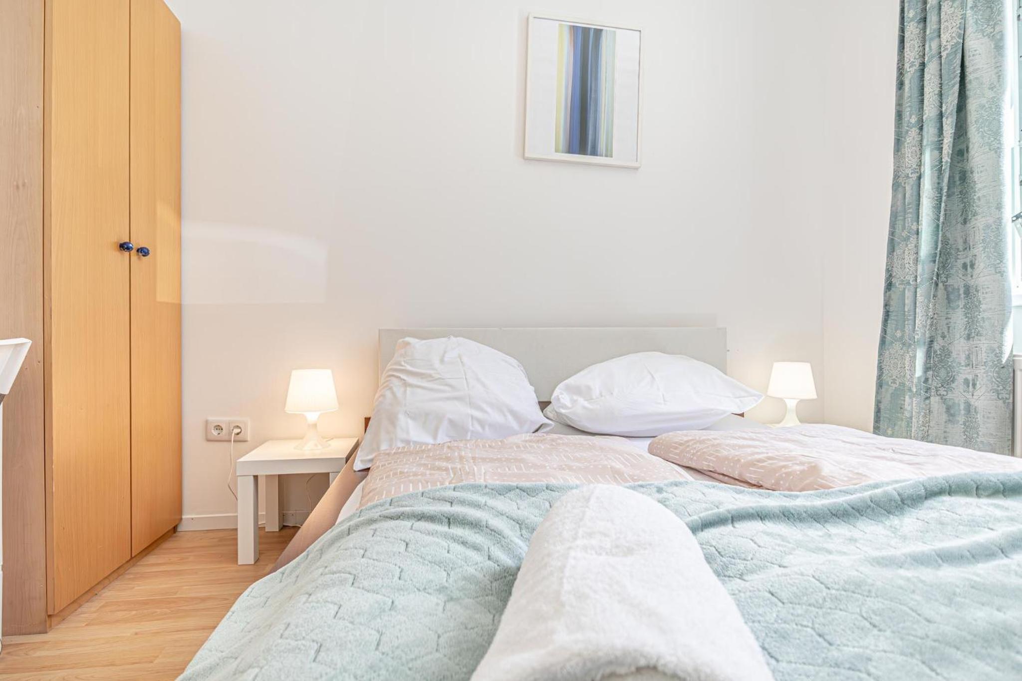 Elegant Private Rooms Near Danube With Garden Access