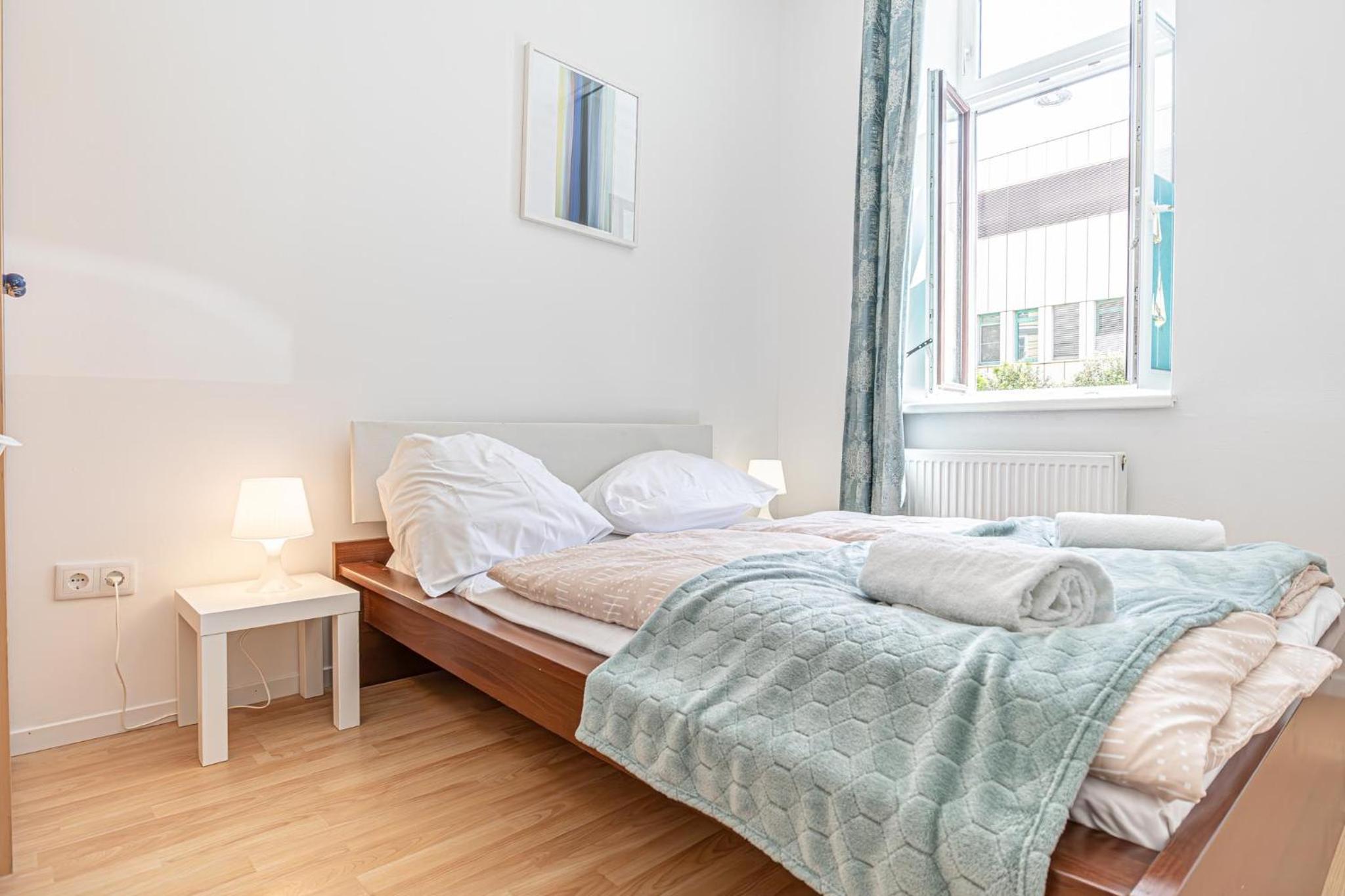 Elegant Private Rooms Near Danube With Garden Access