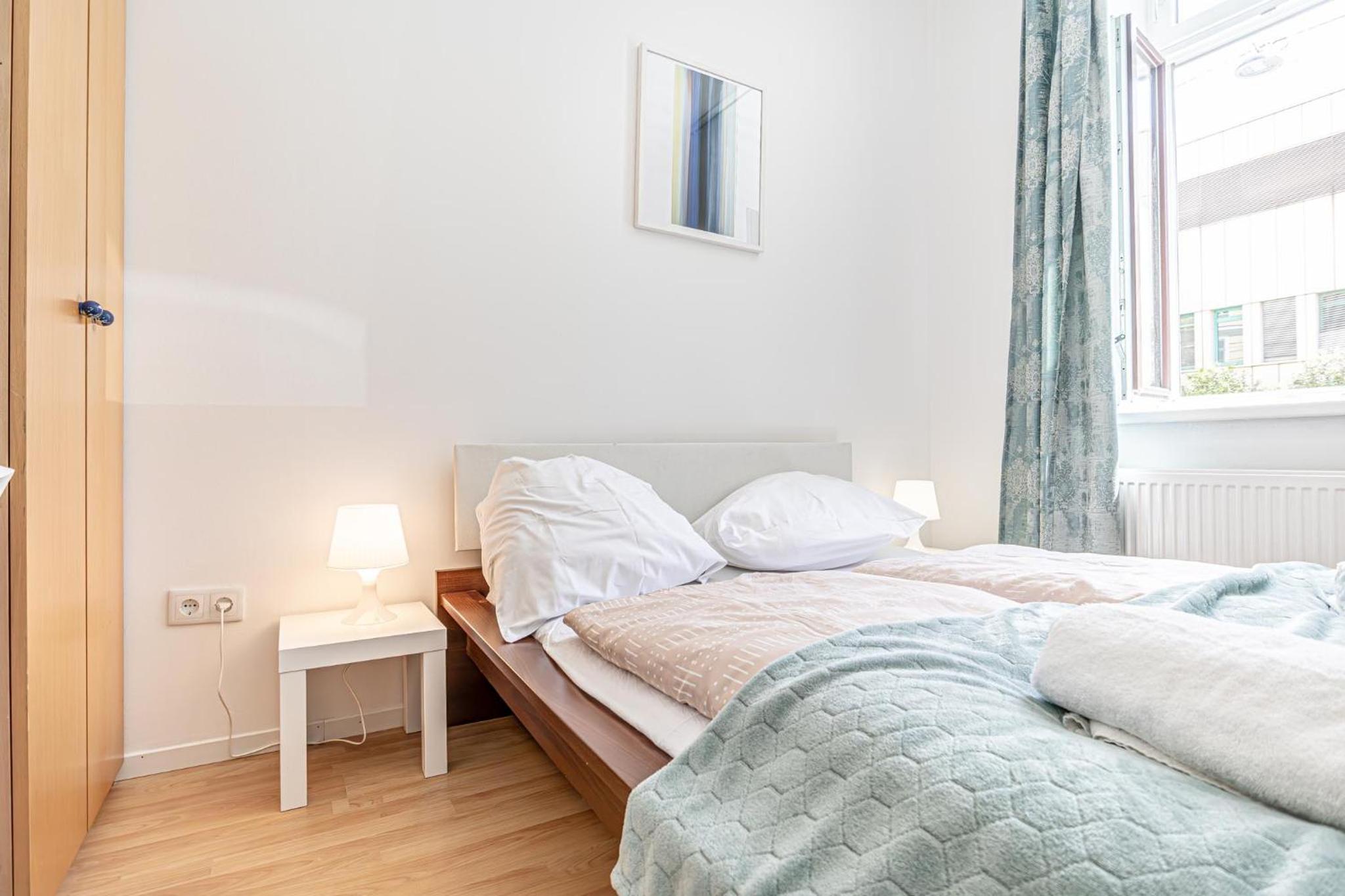 Elegant Private Rooms Near Danube With Garden Access
