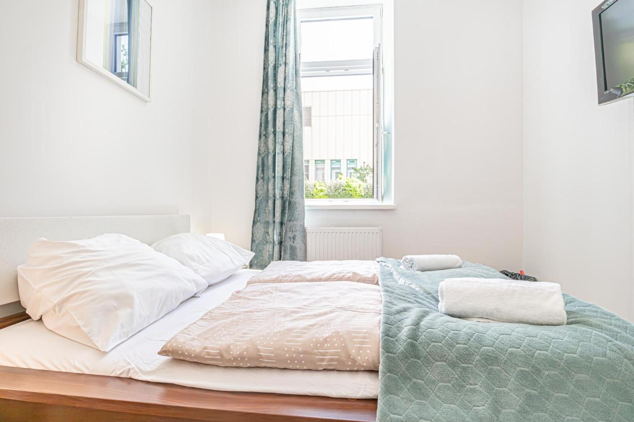 Elegant Private Rooms Near Danube With Garden Access