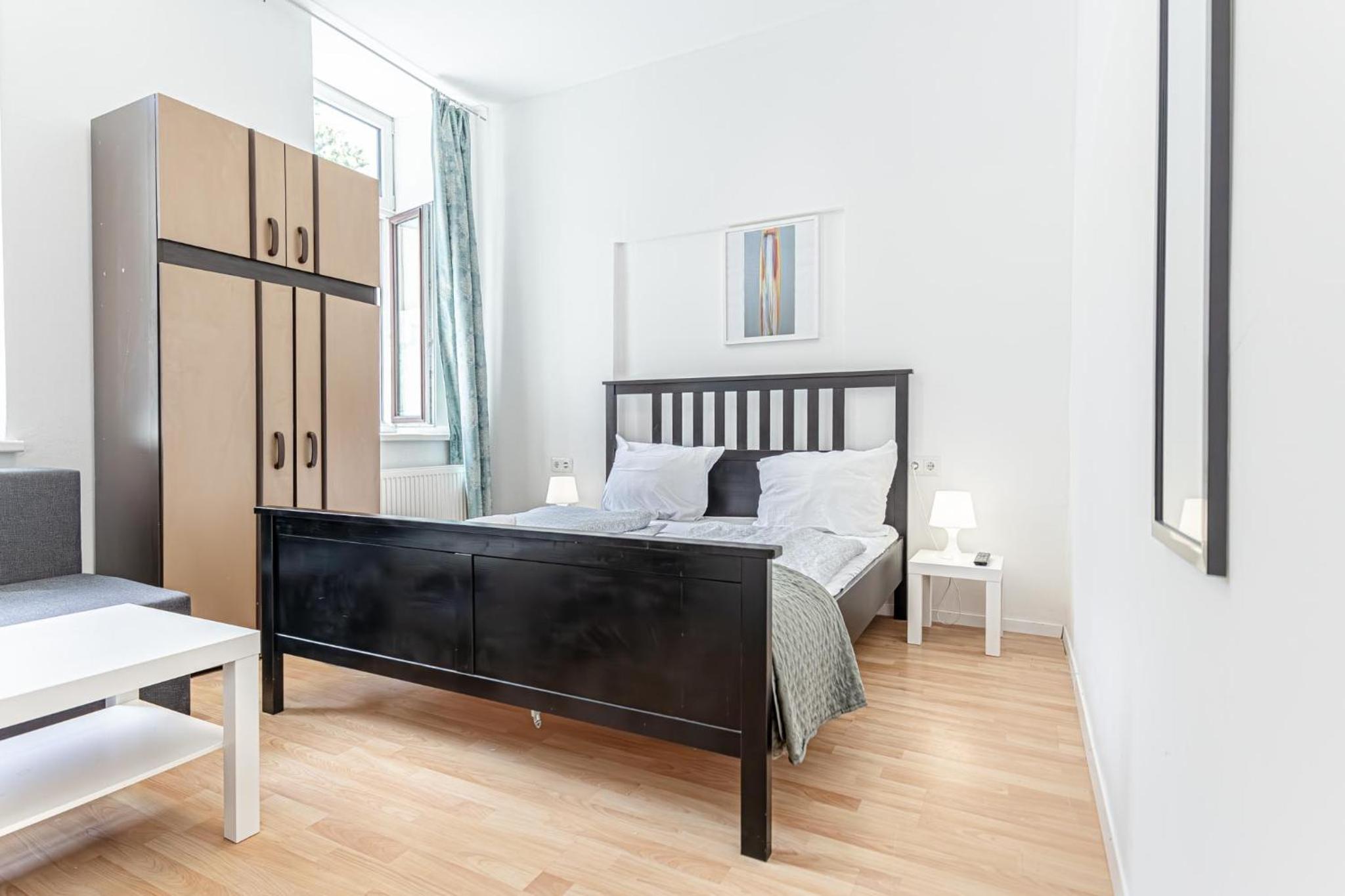 Elegant Private Rooms Near Danube With Garden Access