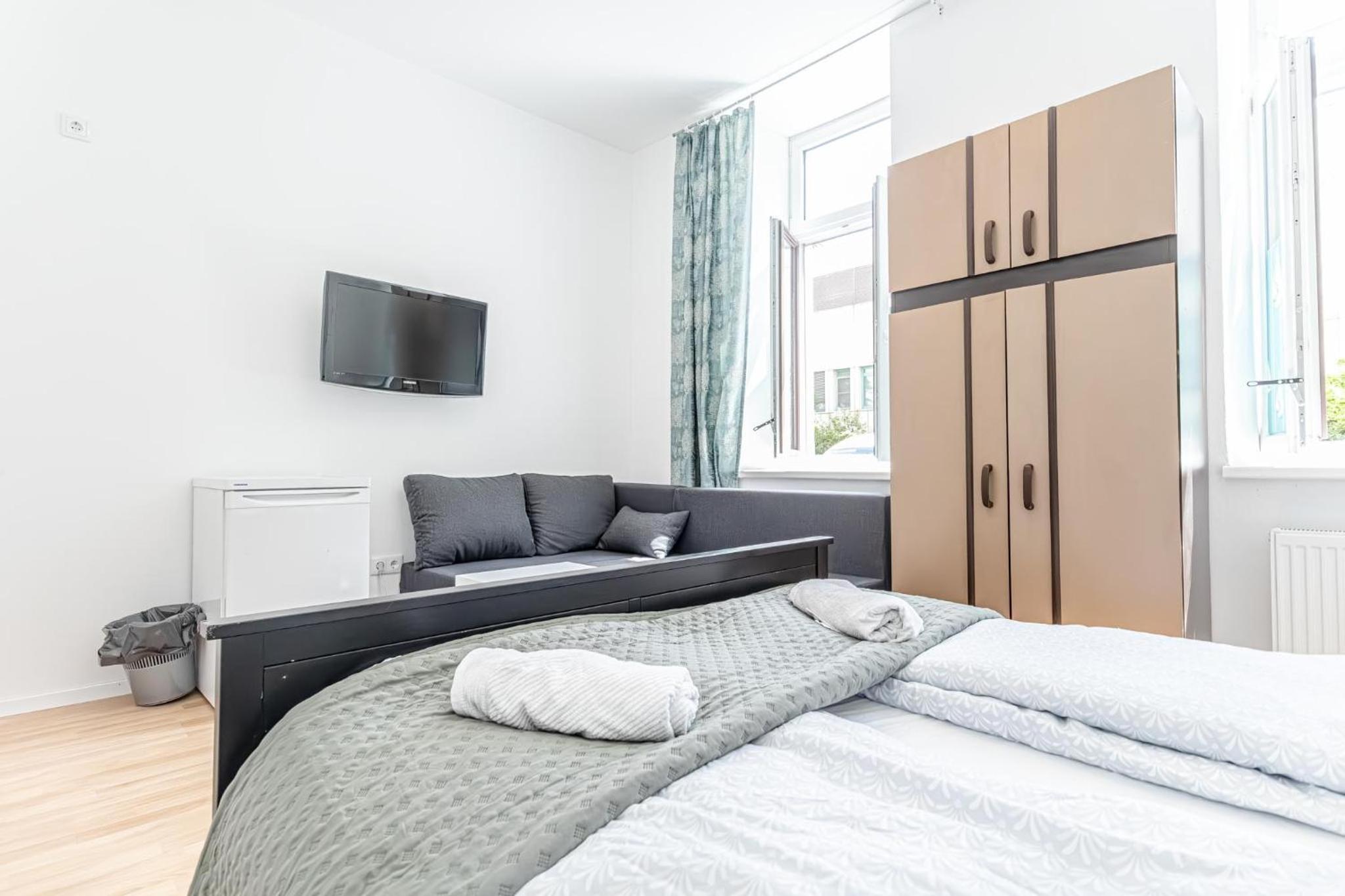 Elegant Private Rooms Near Danube With Garden Access