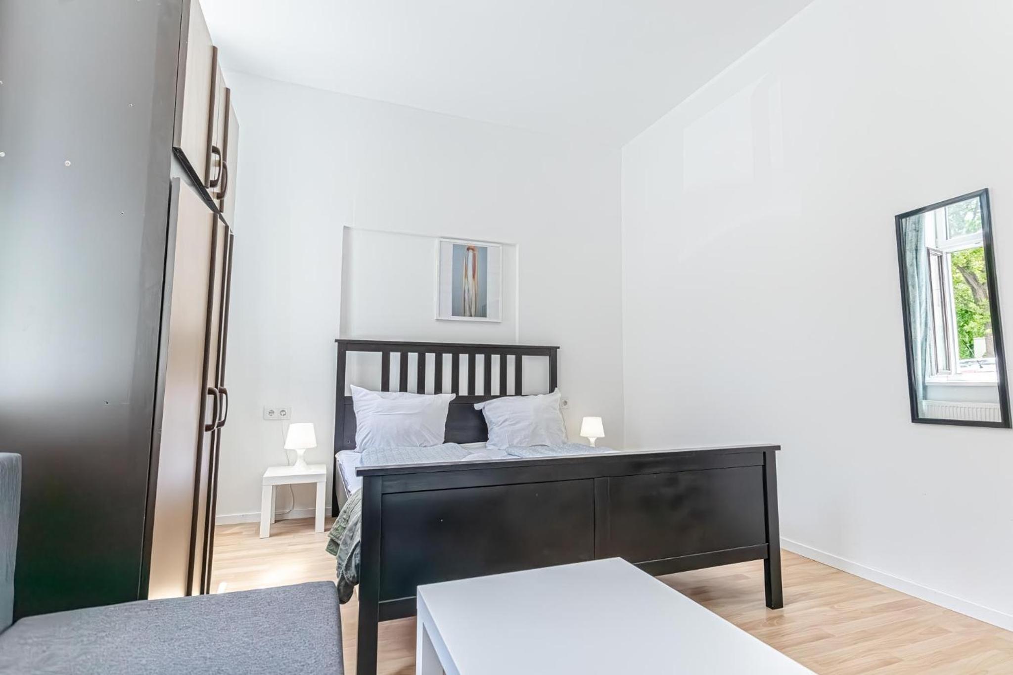 Elegant Private Rooms Near Danube With Garden Access