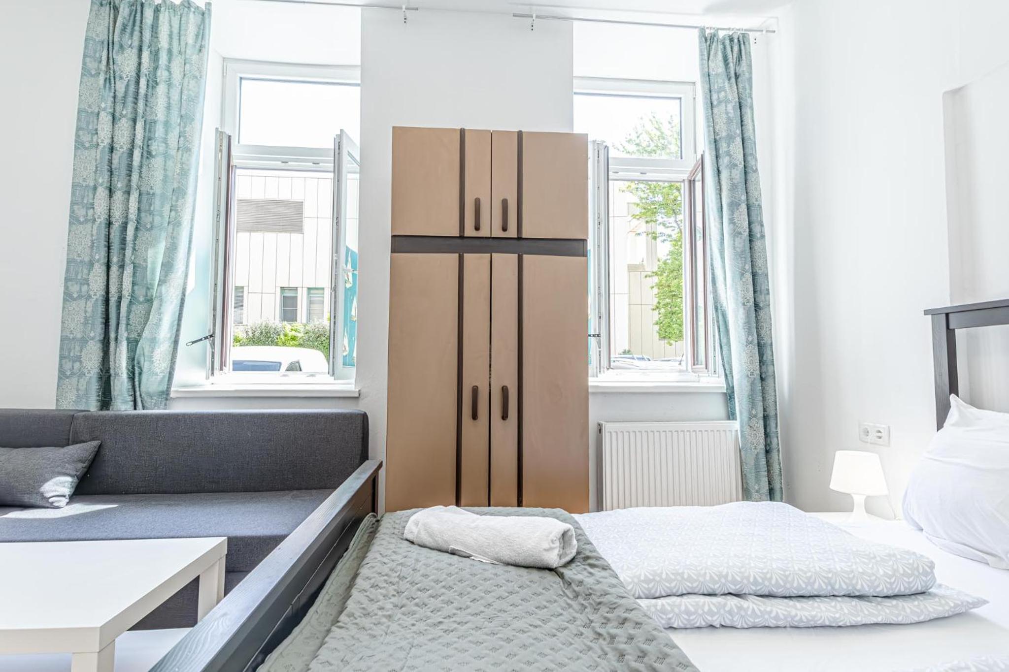 Elegant Private Rooms Near Danube With Garden Access