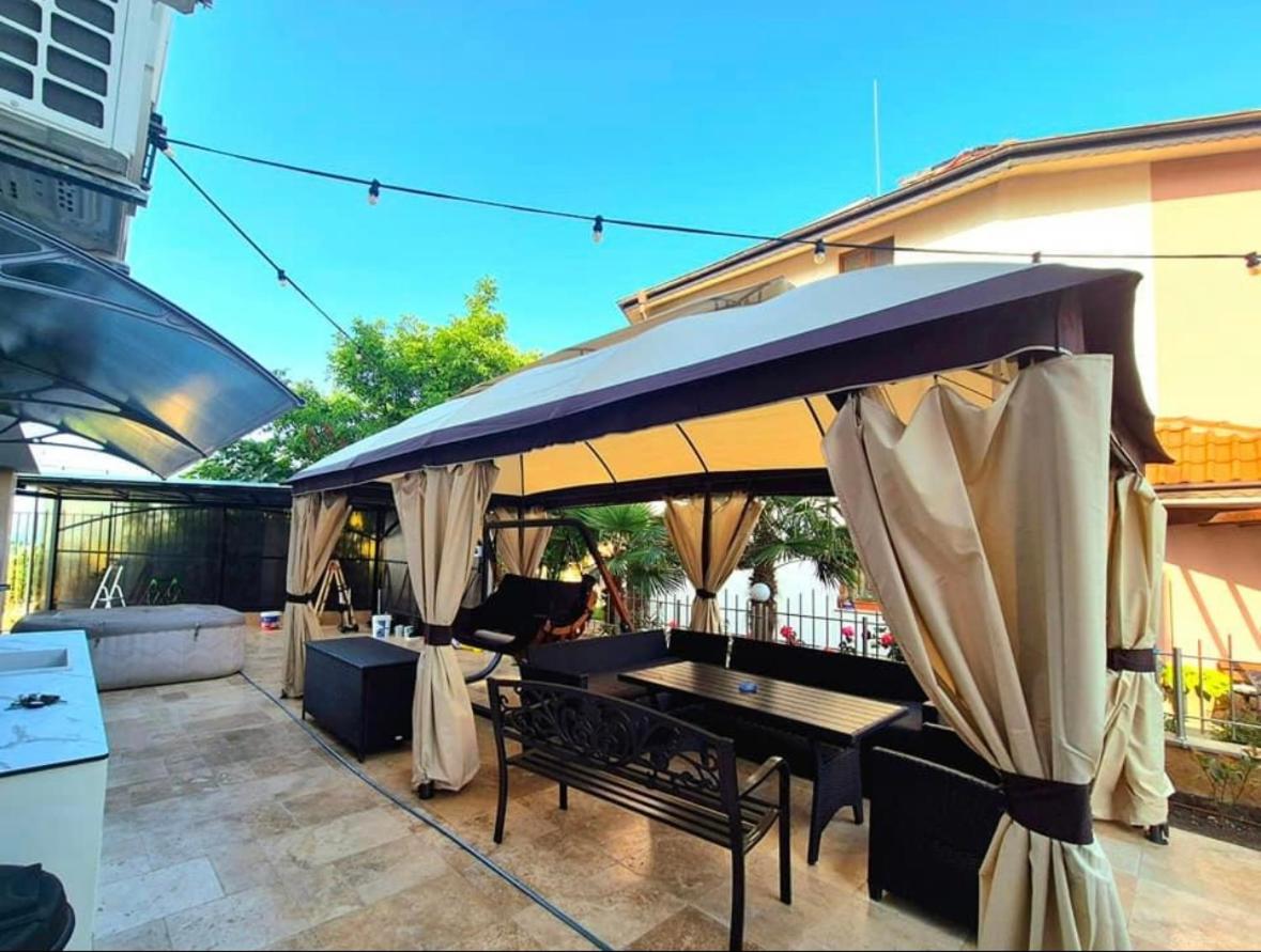 Ivon Apartments
