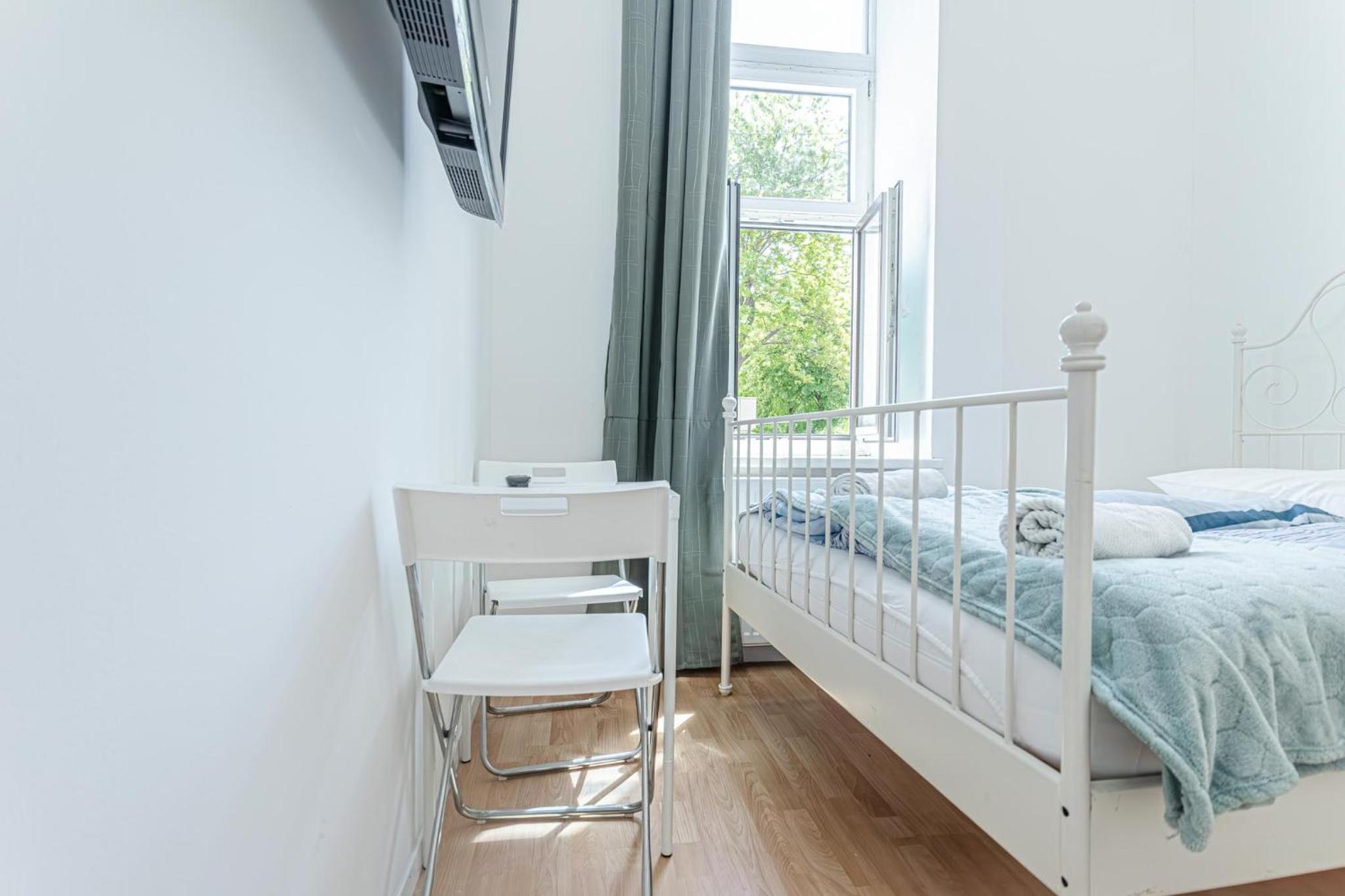 Elegant Private Rooms Near Danube With Garden Access