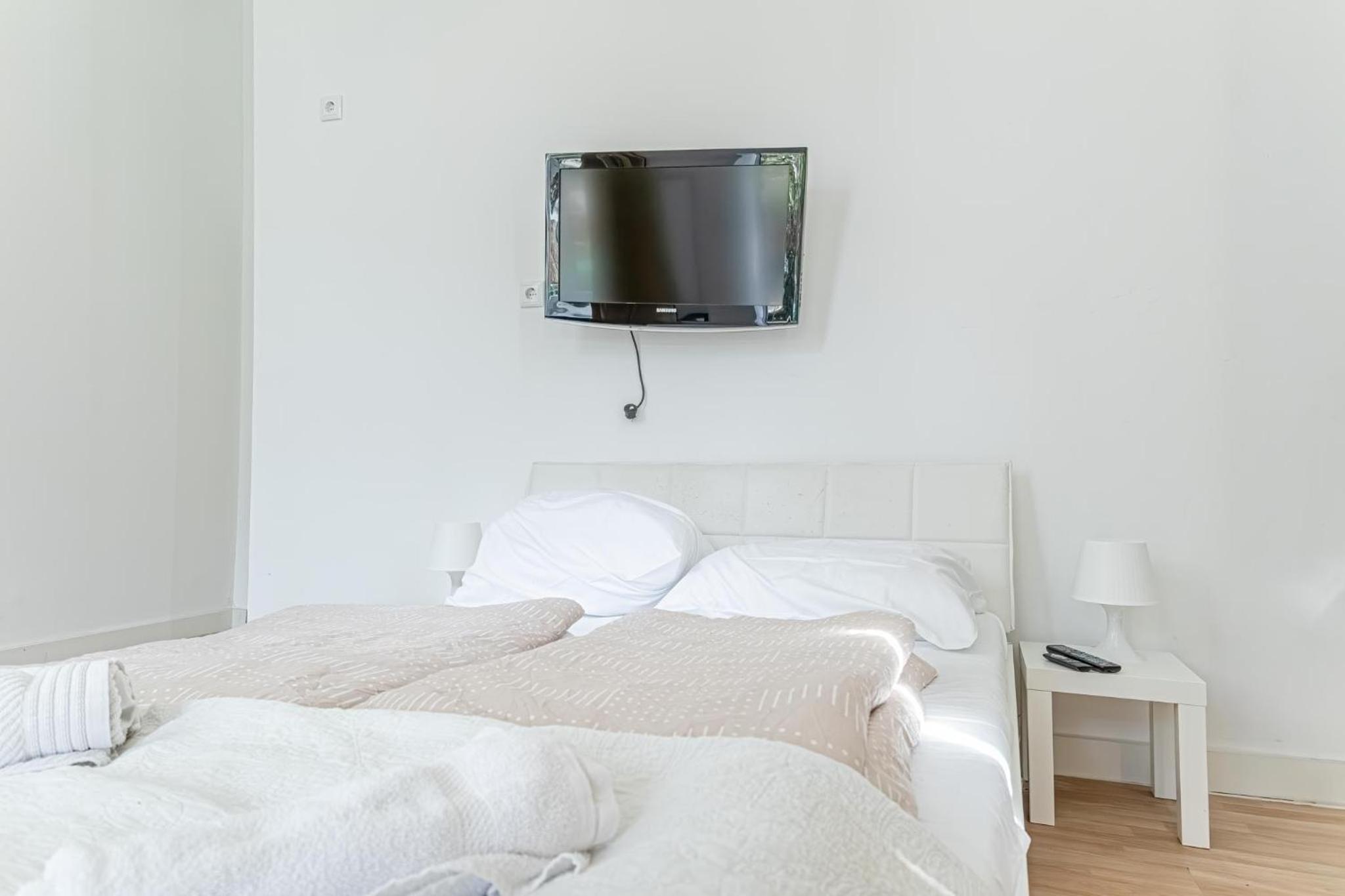 Elegant Private Rooms Near Danube With Garden Access