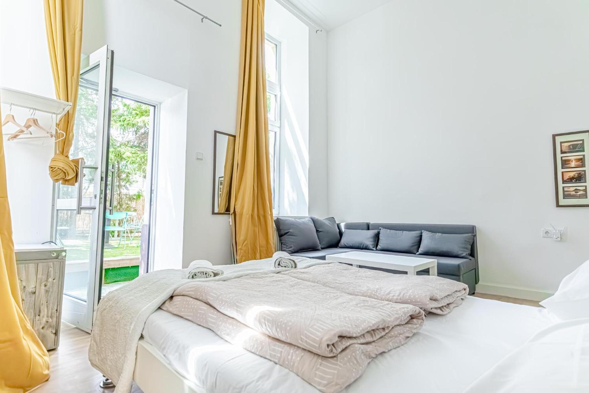 Elegant Private Rooms Near Danube With Garden Access