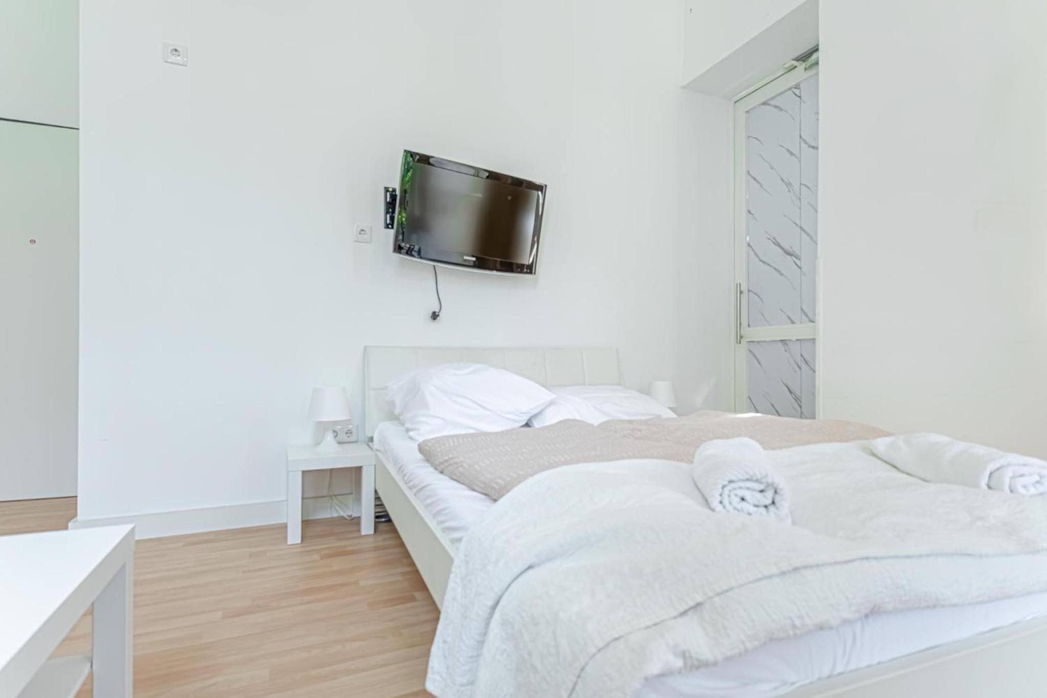 Elegant Private Rooms Near Danube With Garden Access