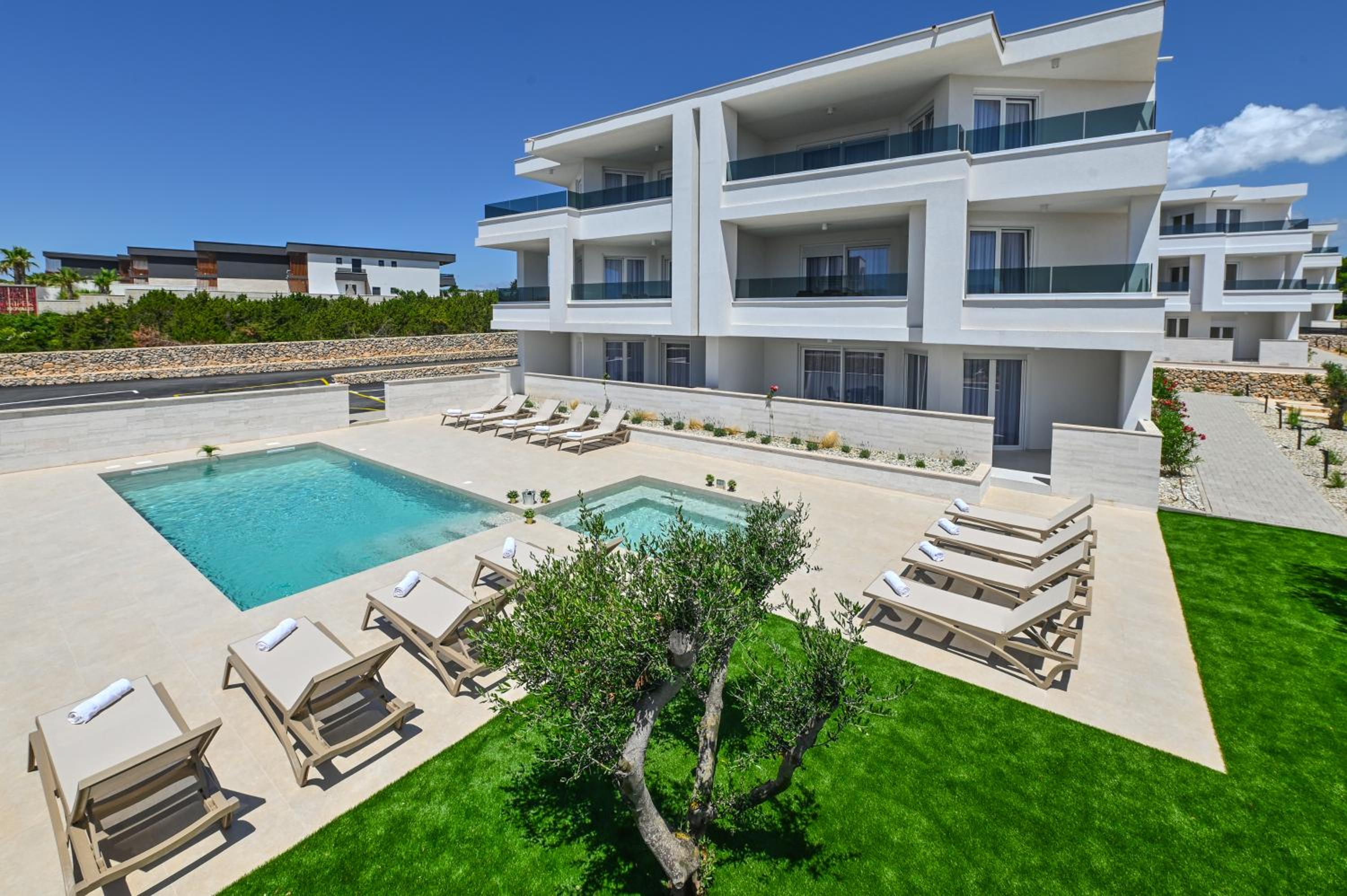 Pool apartments Lux