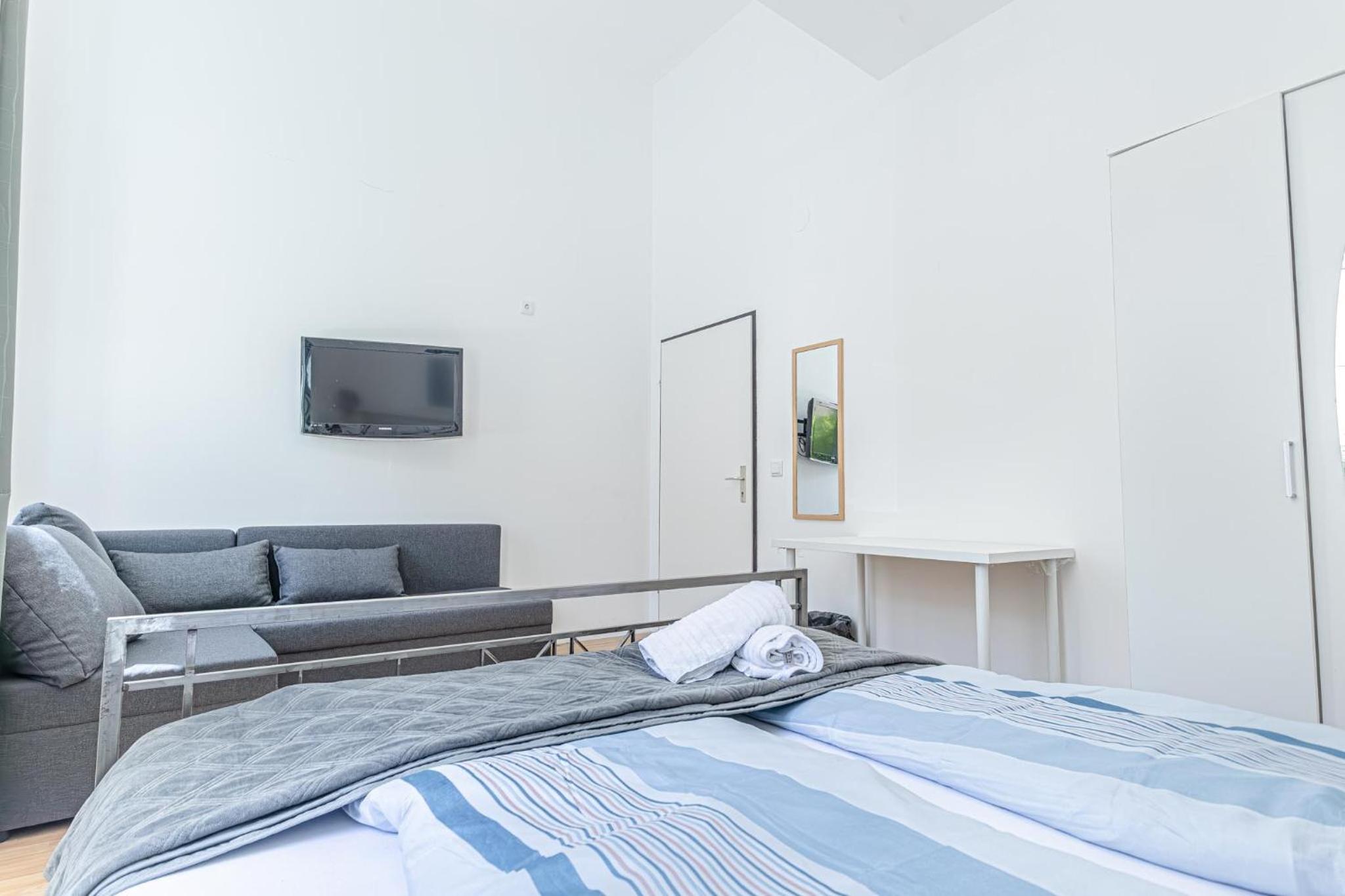 Elegant Private Rooms Near Danube With Garden Access