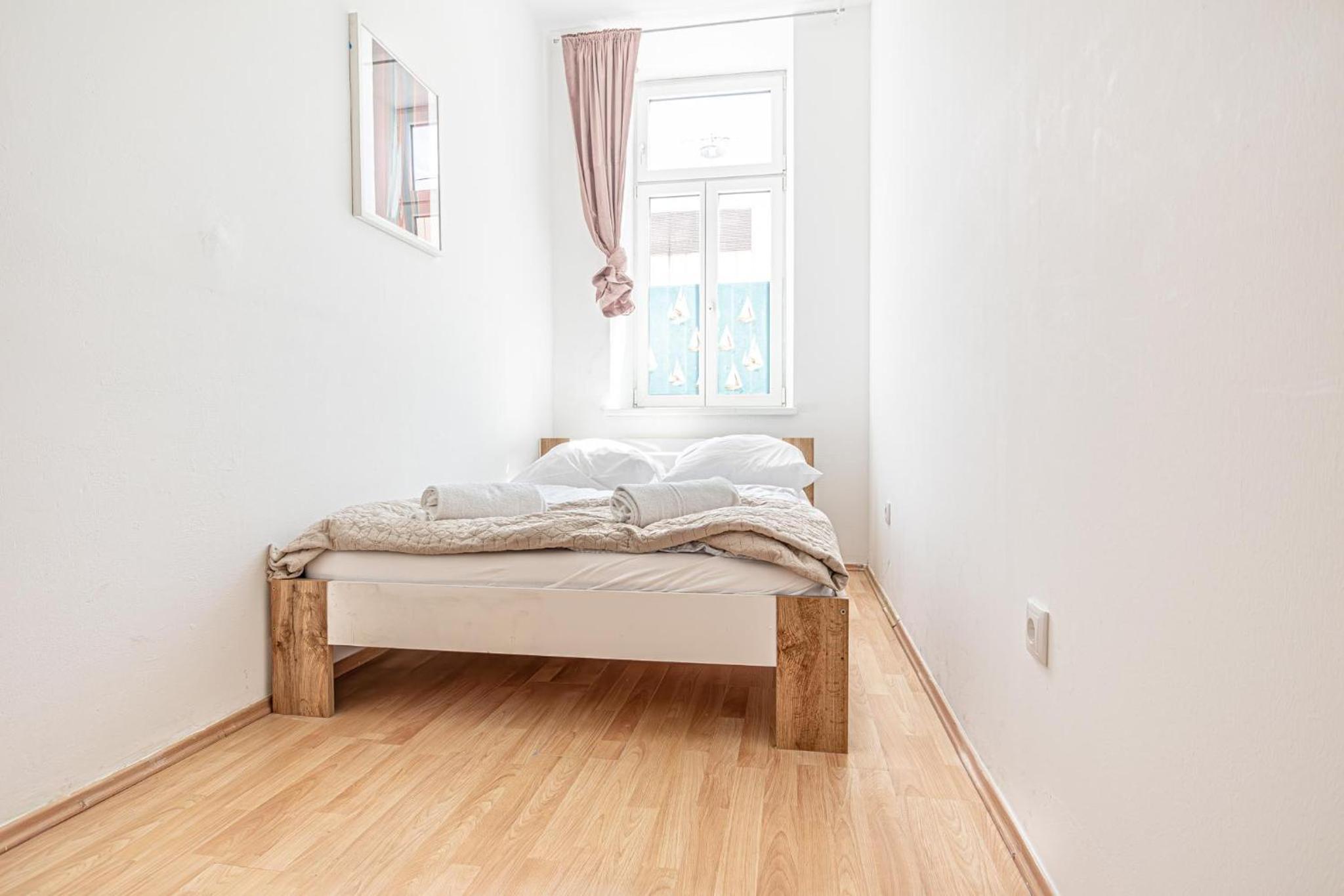Elegant Private Rooms Near Danube With Garden Access