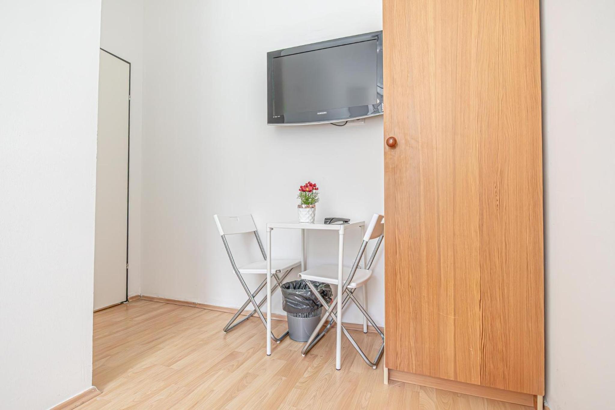 Elegant Private Rooms Near Danube With Garden Access