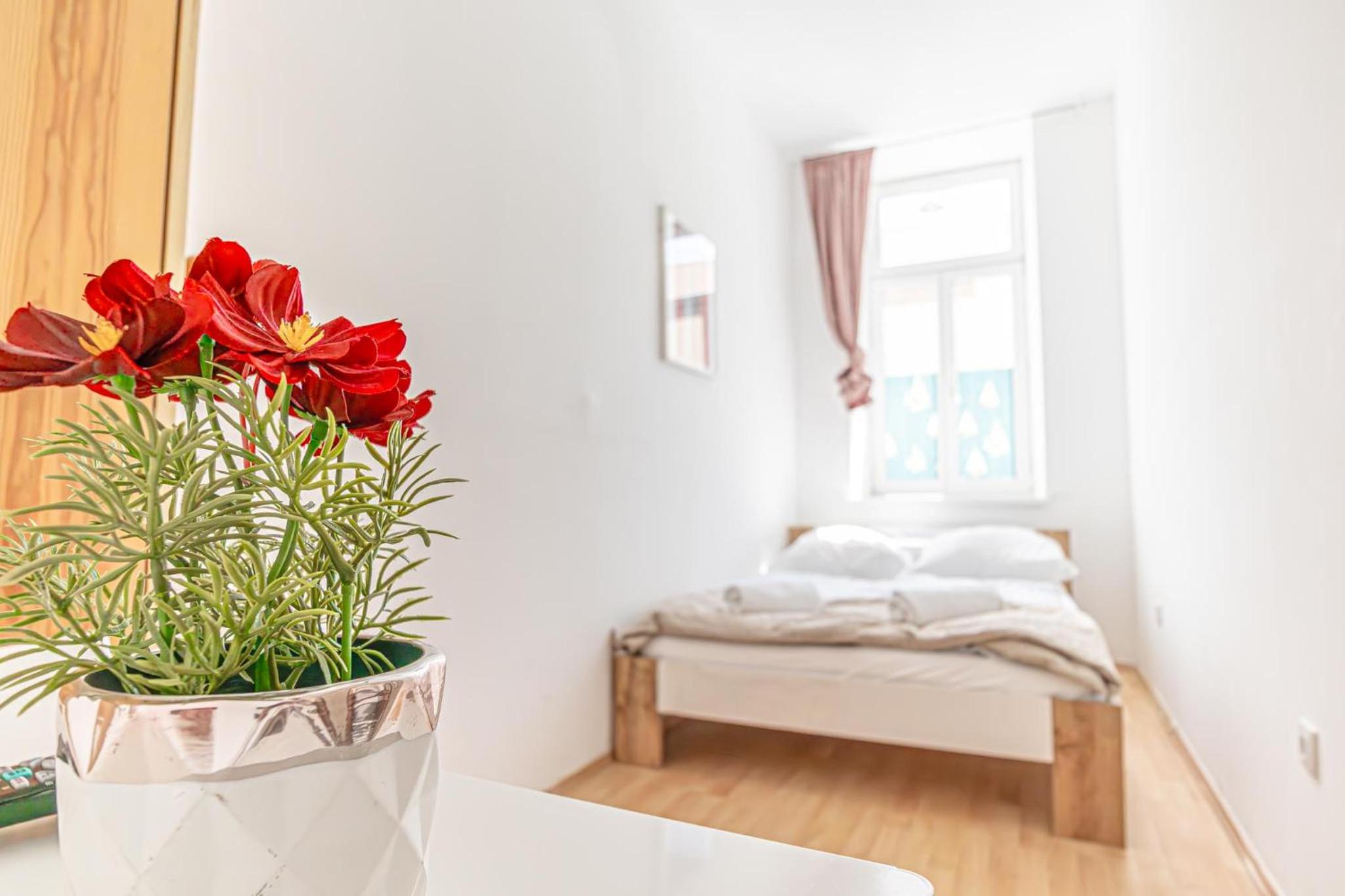 Elegant Private Rooms Near Danube With Garden Access