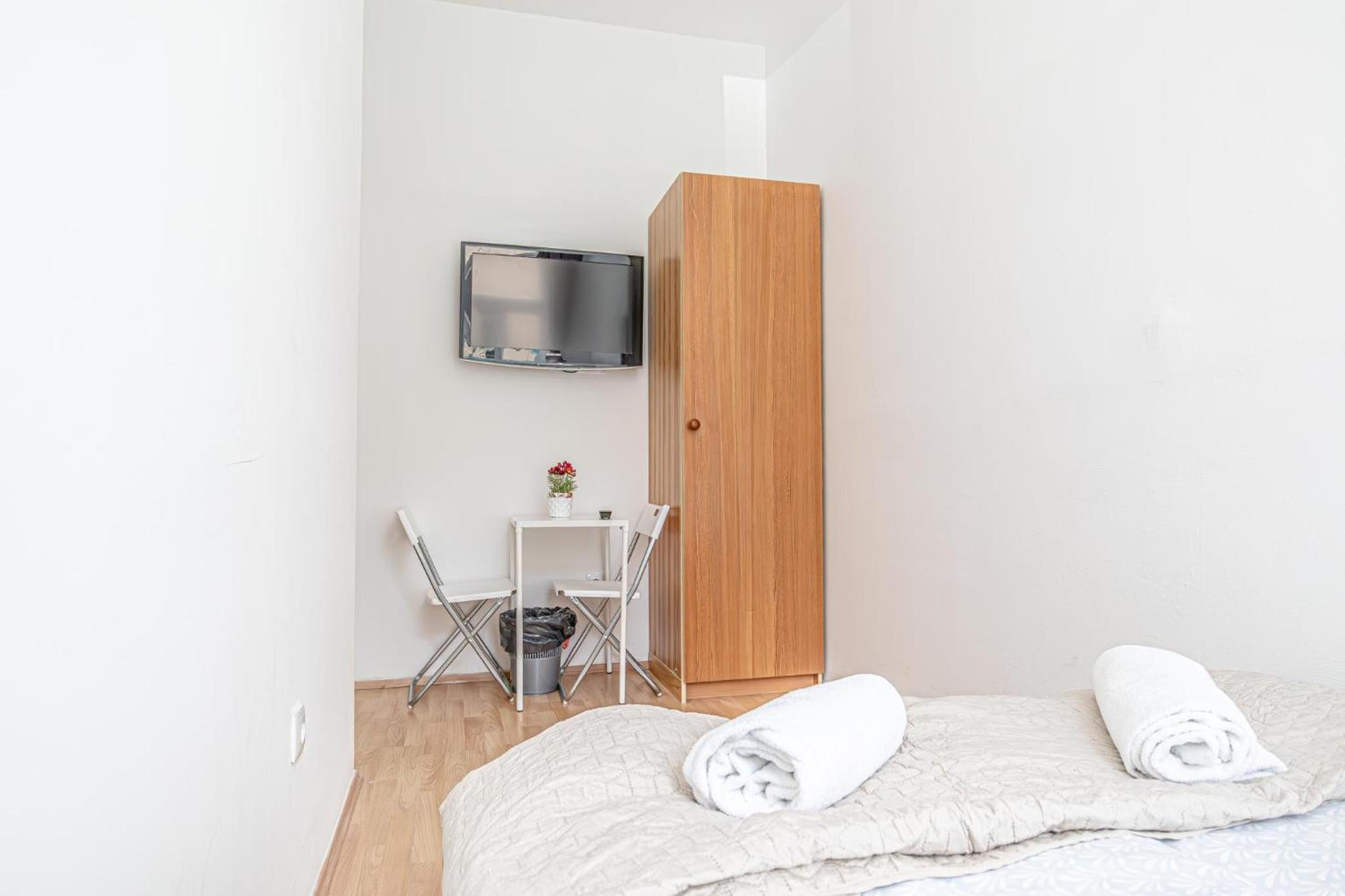 Elegant Private Rooms Near Danube With Garden Access