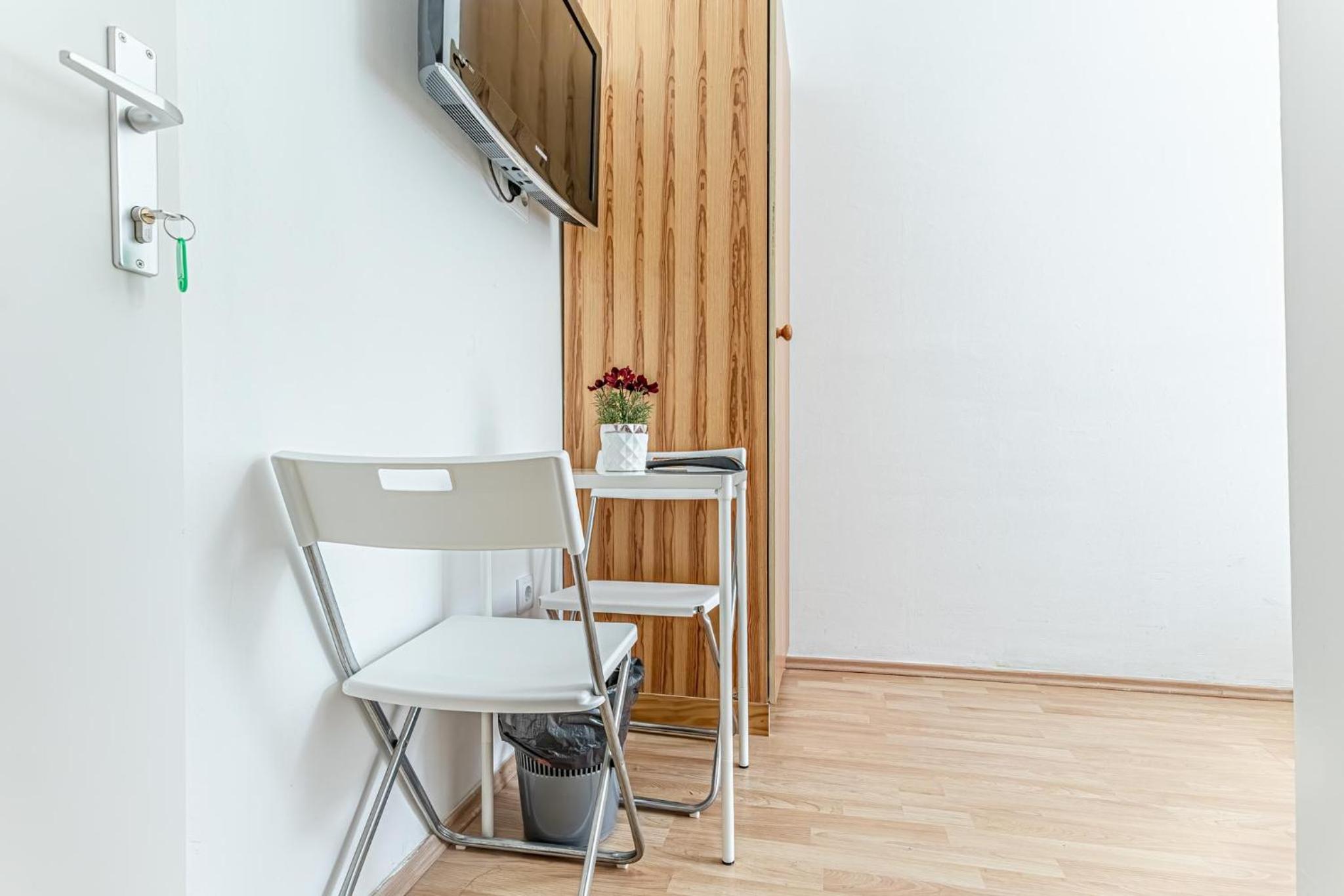 Elegant Private Rooms Near Danube With Garden Access