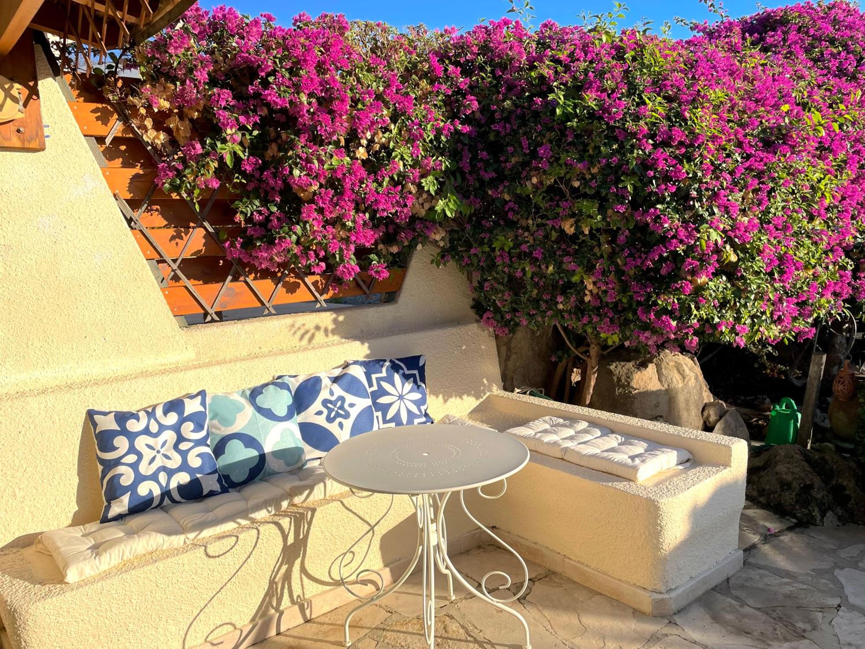 Mediterranean Cottage, Sea View, Great Location