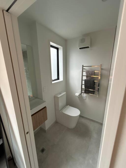 Luxury 2 Bedroom Hideout Near CBD,Merivale Mall view 5