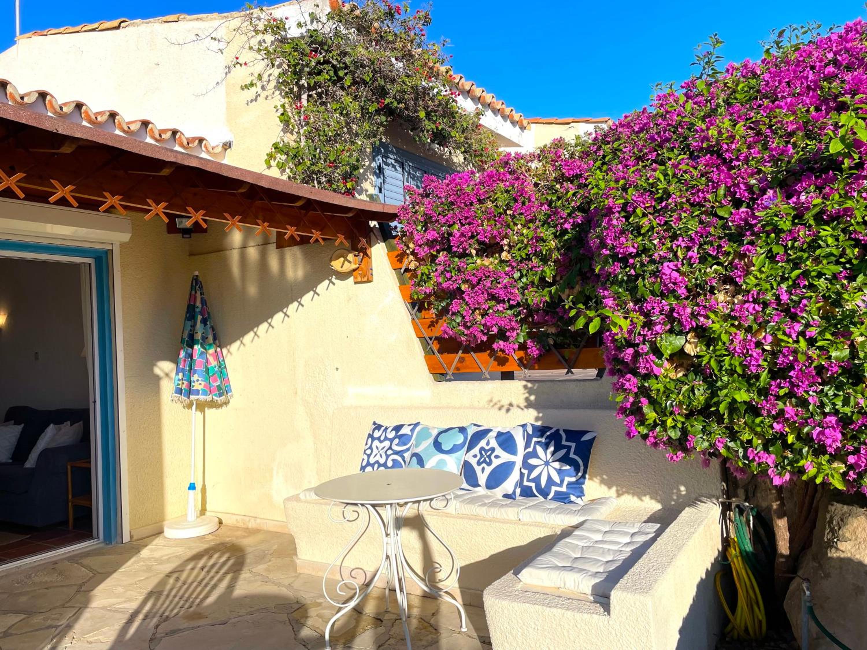 Mediterranean Cottage, Sea View, Great Location