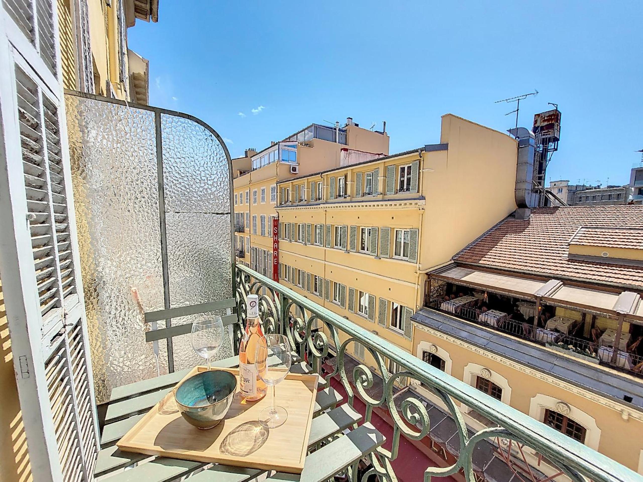 Nestor&Jeeves - CITY TRIP - Central - Balcony