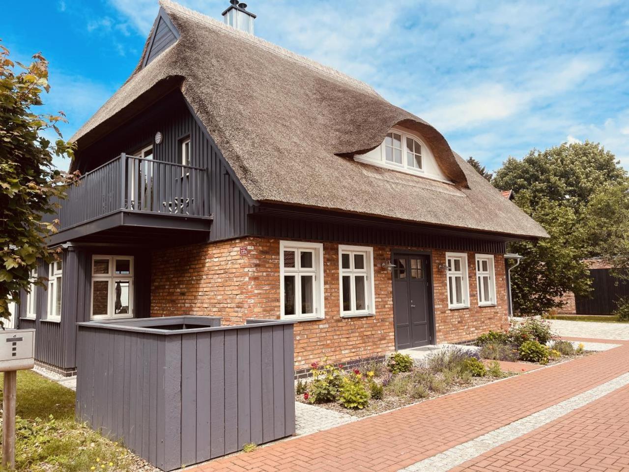 FW Bonica Reetdachhaus 4 Personen Balkon 2 SZ
