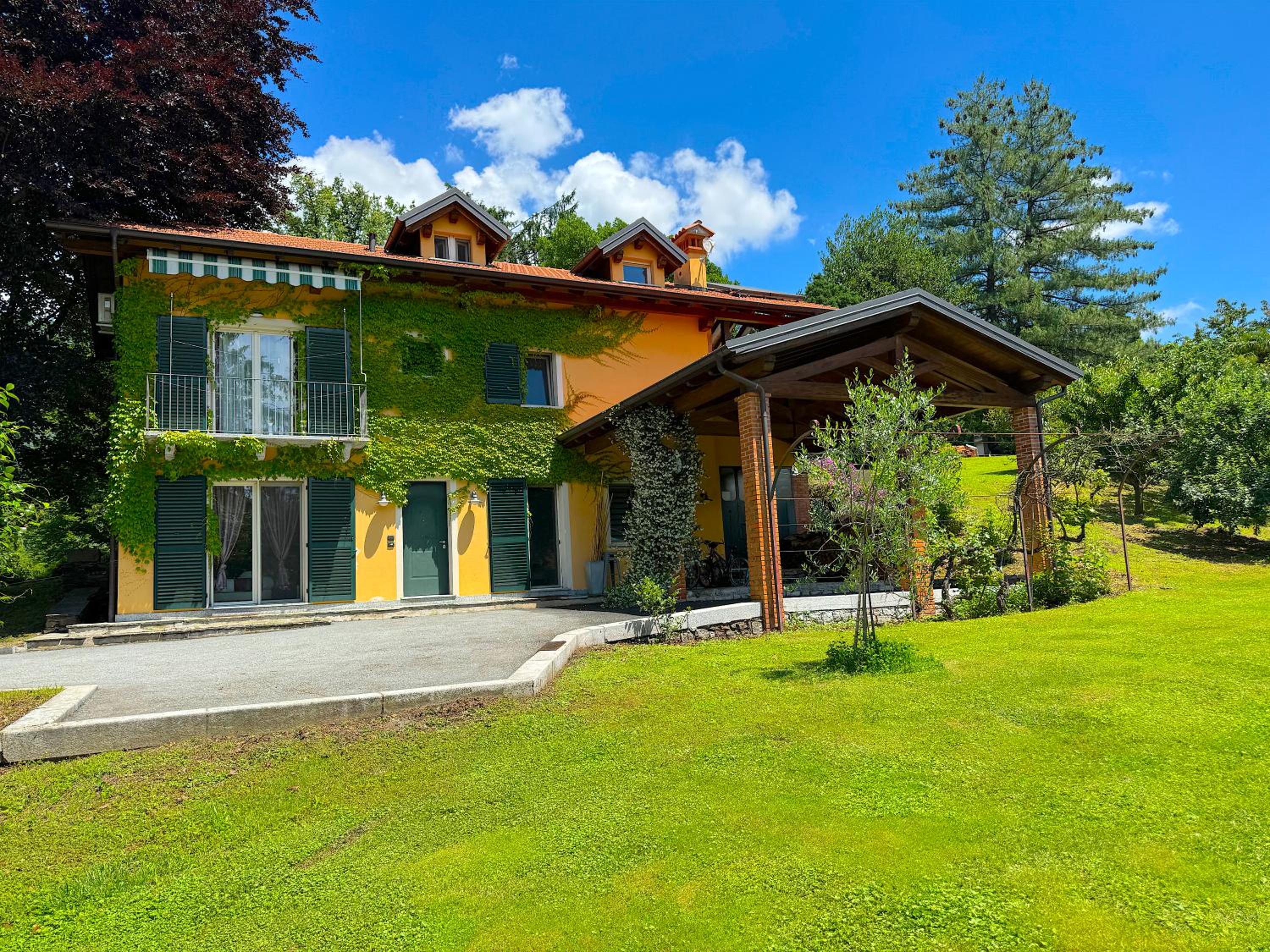 The comfortable house with big pool in the center of Mergozzo view 3