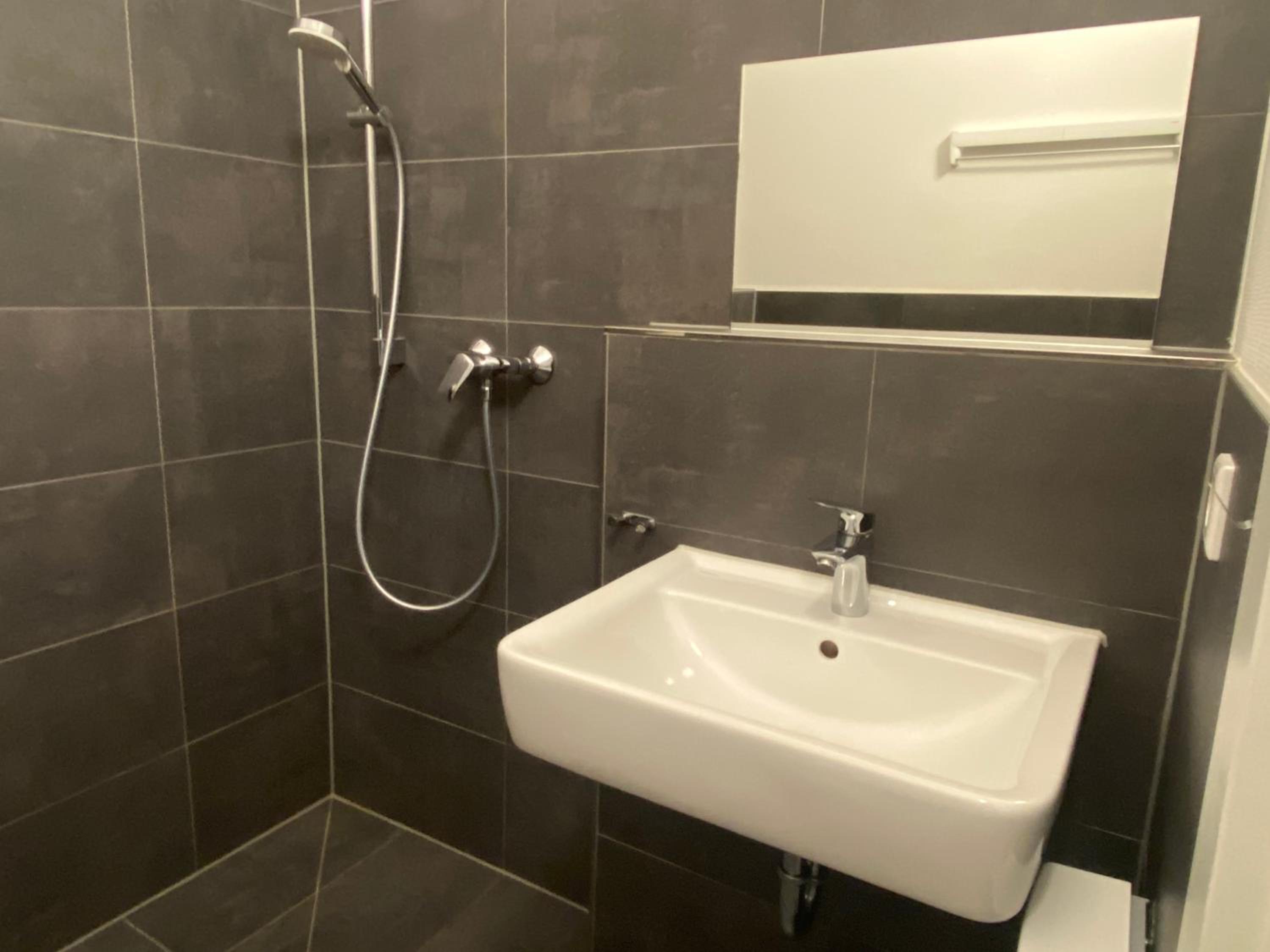 BIELEFELD CITY APARTMENTS - komfortable Einzelzimmer und Doppelzimmer - moderne Badezimmer, schnelles WLAN, Self-Check-In