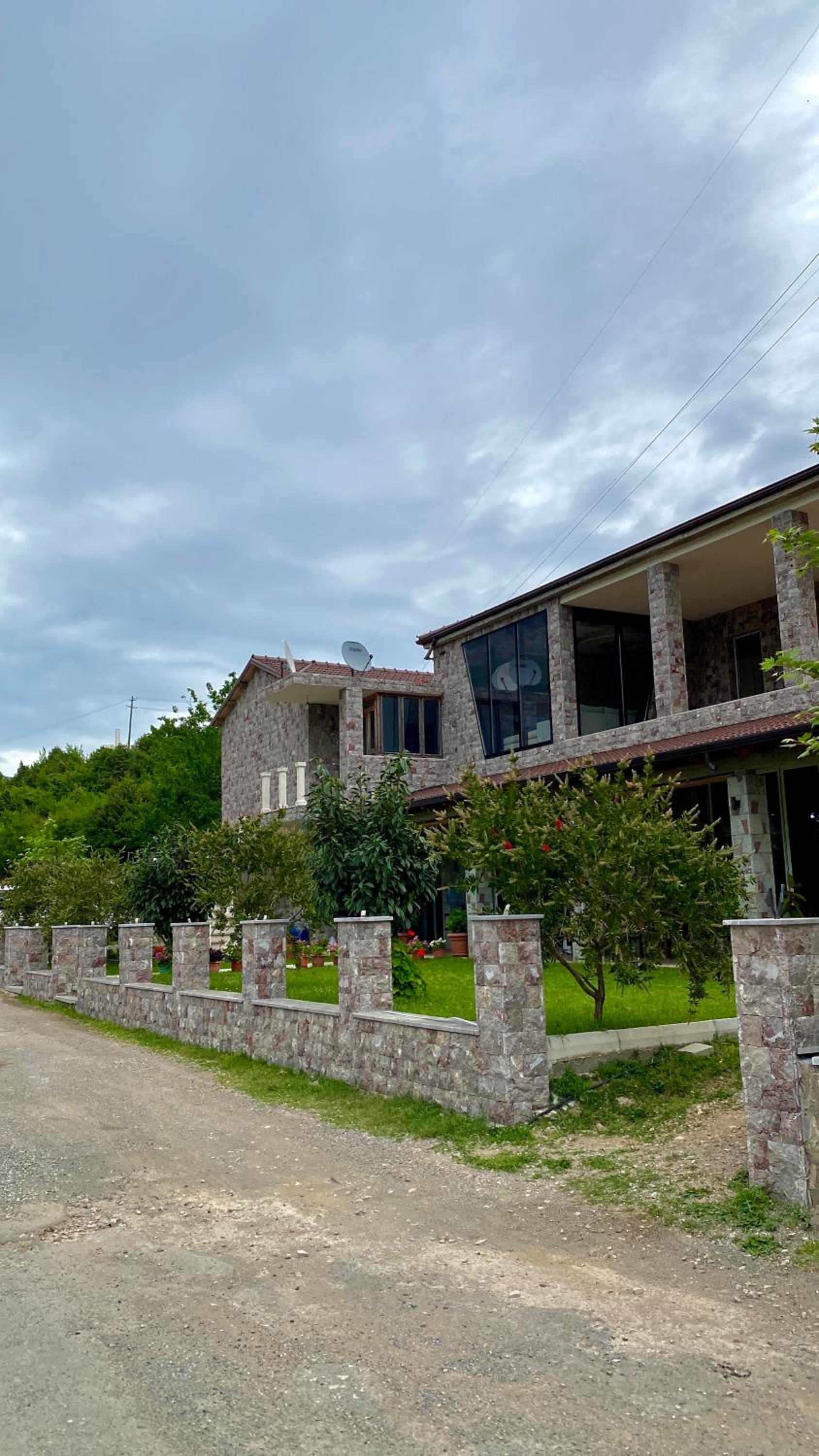 Hotel Lugina e Komanit - Image 1