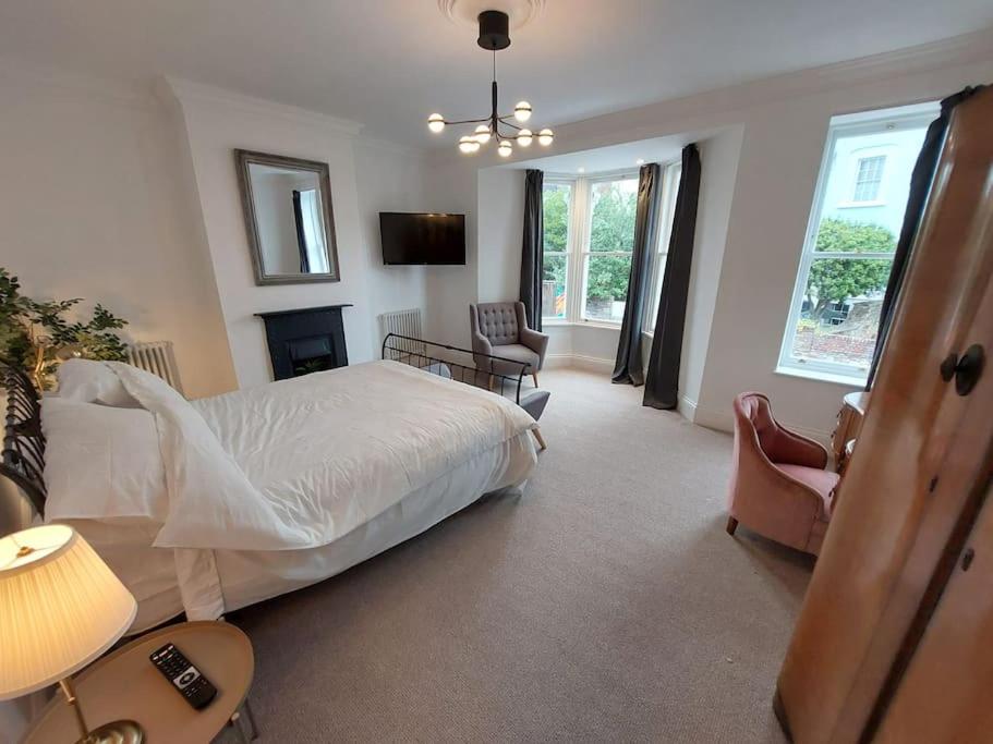 Large newly refurbished house close to harbour view 2