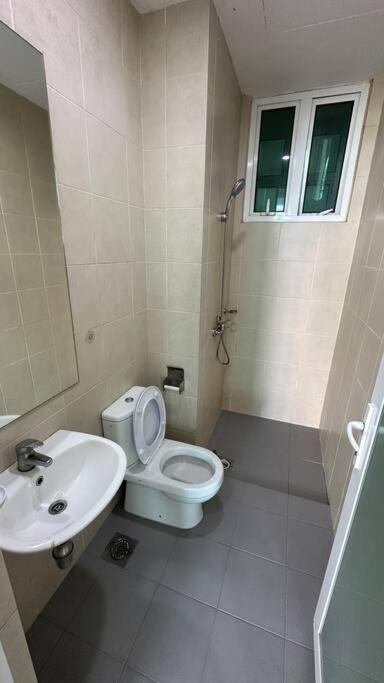 Southbay Seaview Condo A10 10minQueensbay 10minSpice photo 2