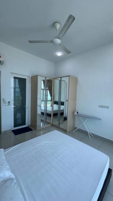 Southbay Seaview Condo A10 10minQueensbay 10minSpice photo 7