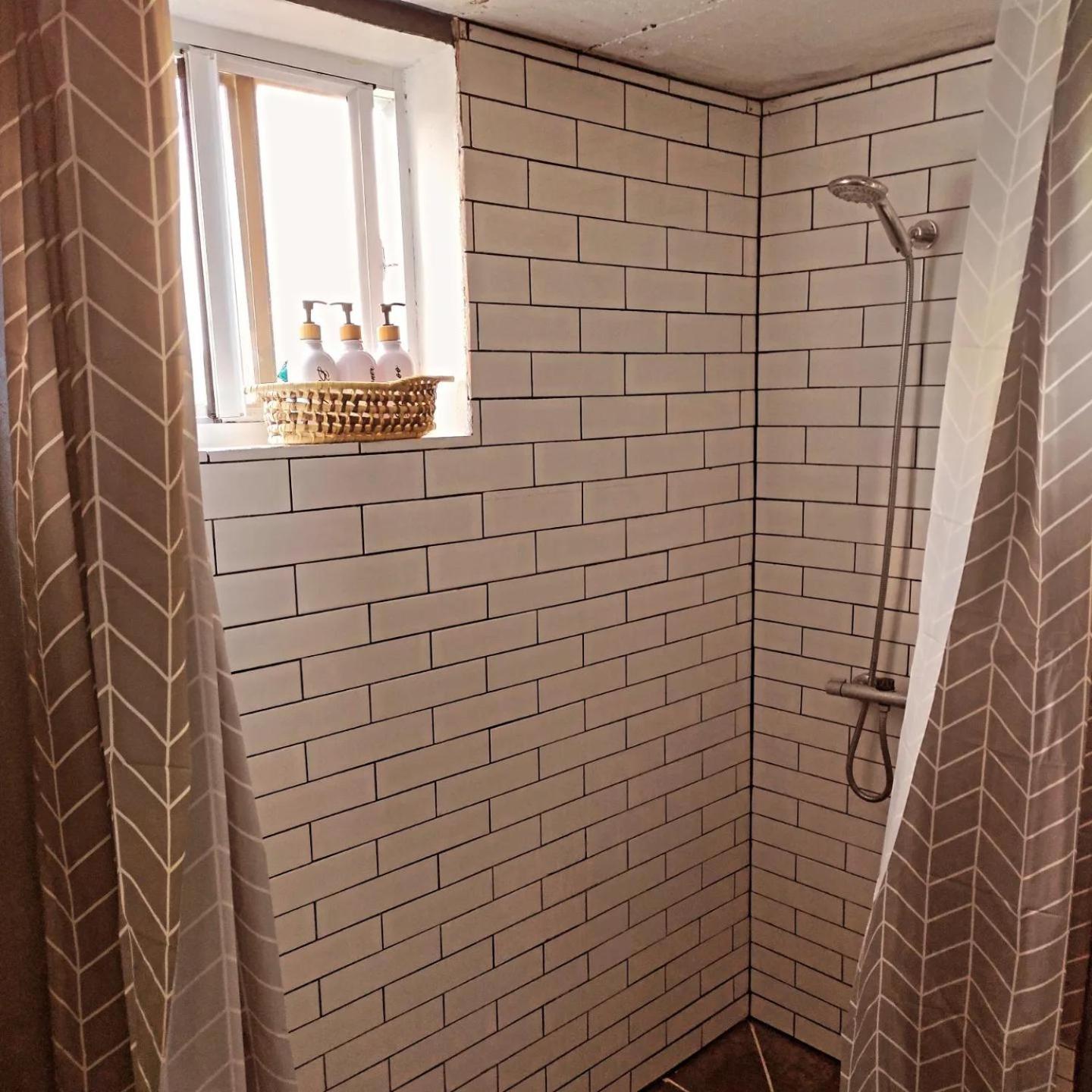 1 Bed Cabin - Sleeps 2 - Wifi view 2