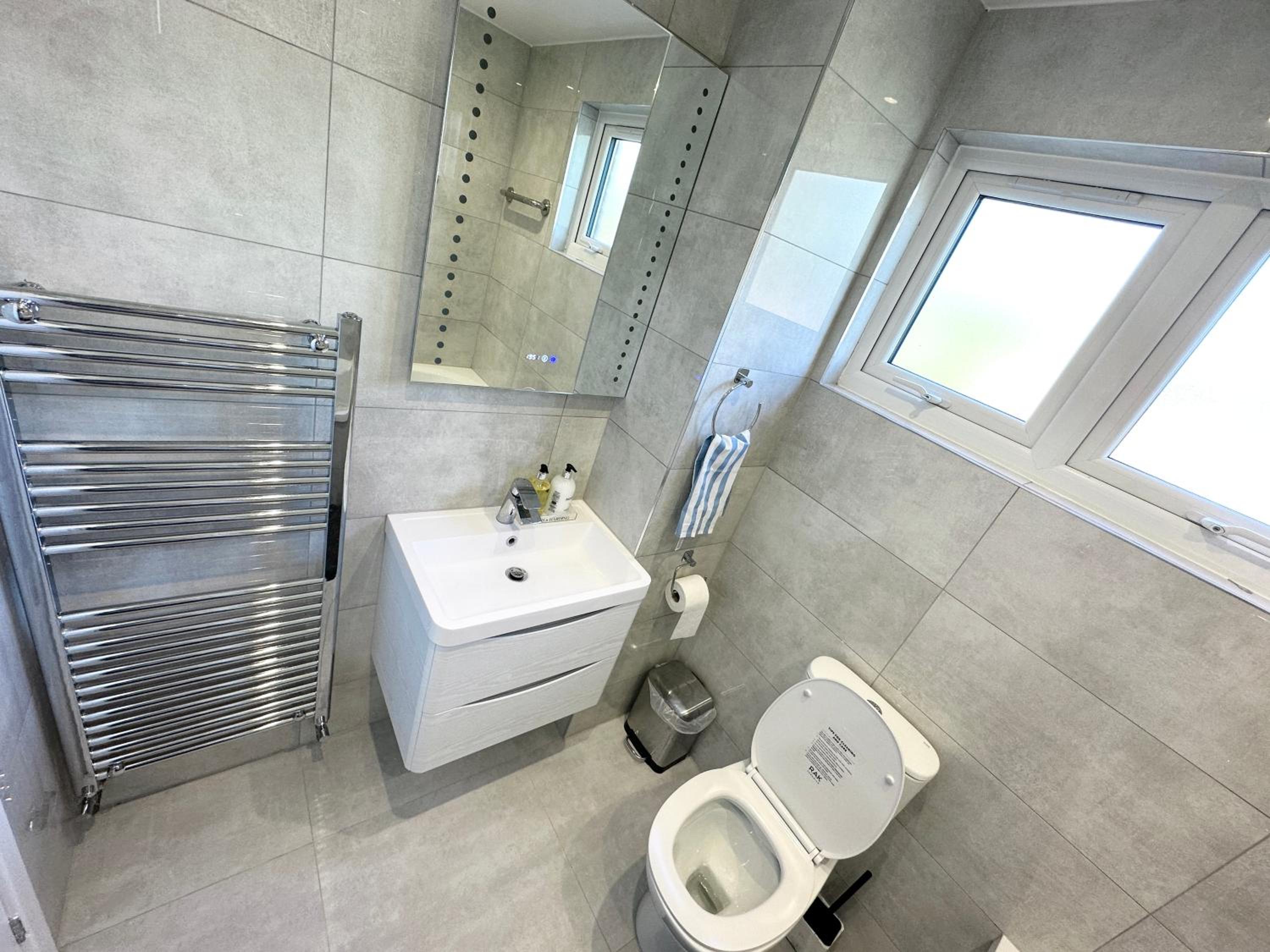 Luxury Bedrooms Near Transport Links — bathroom