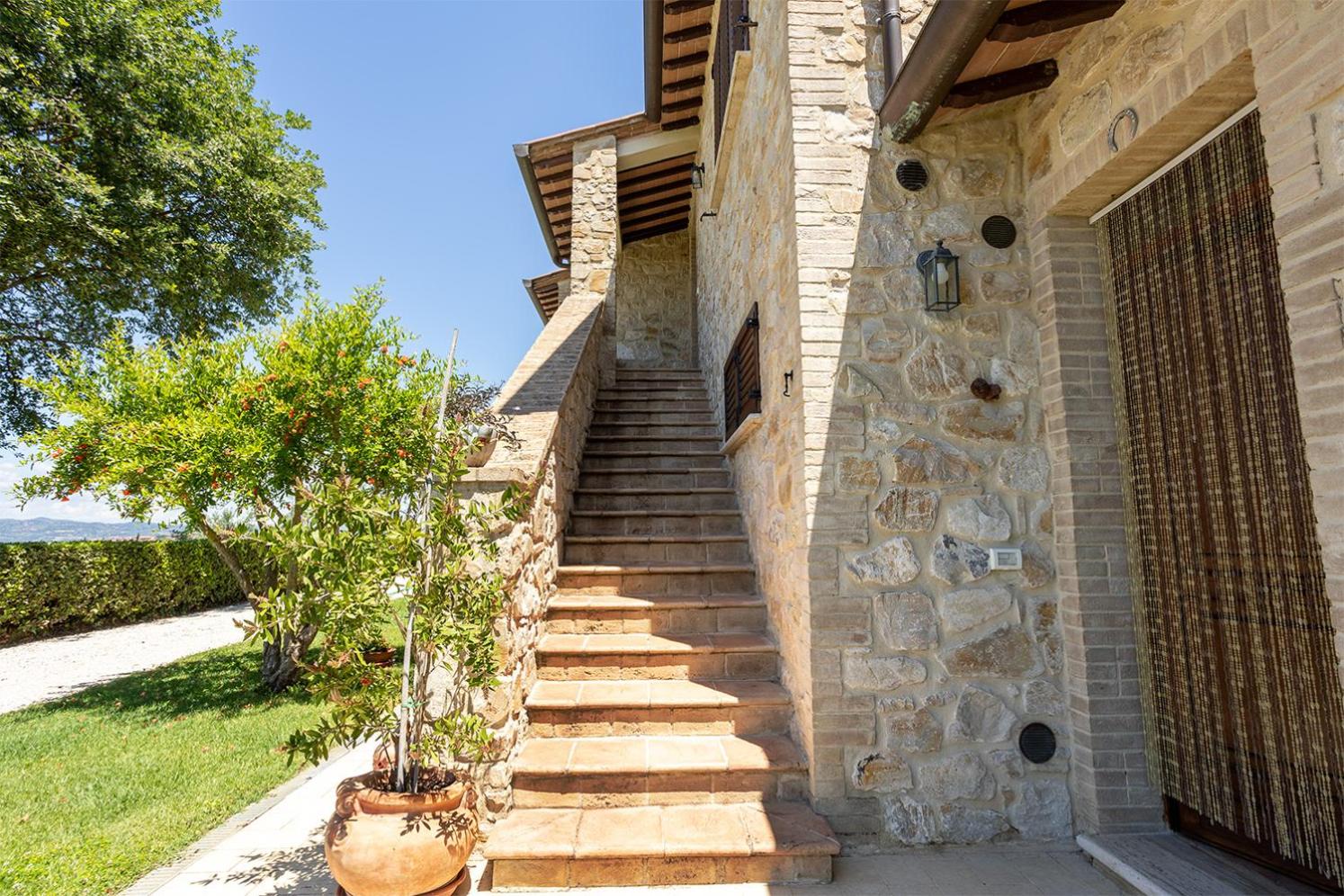 Villa in Pietra - Piscina e Vista panoramica sulla Vallata Umbra view 3