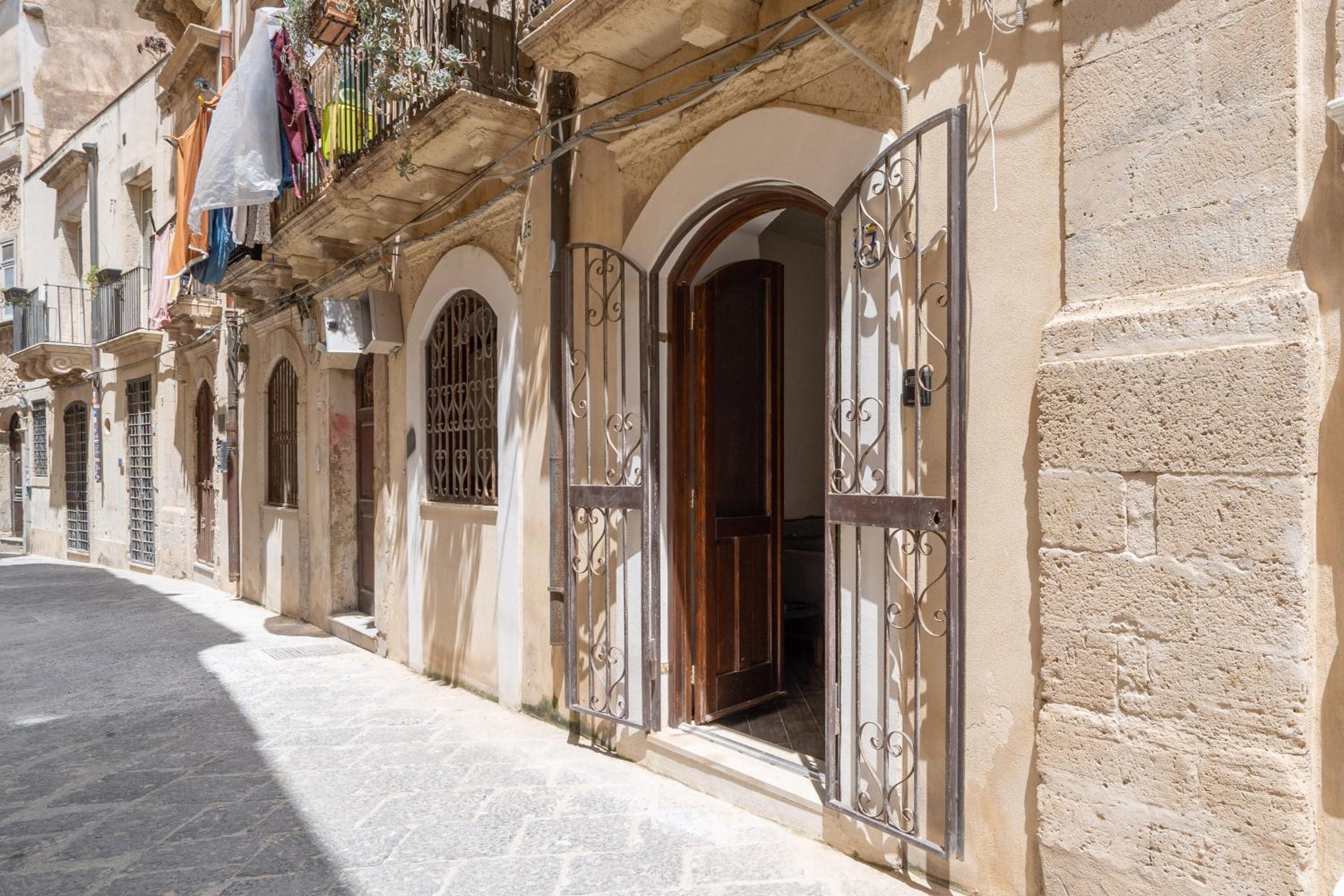 Studio Alagona, three minutes walk from the sea view 3
