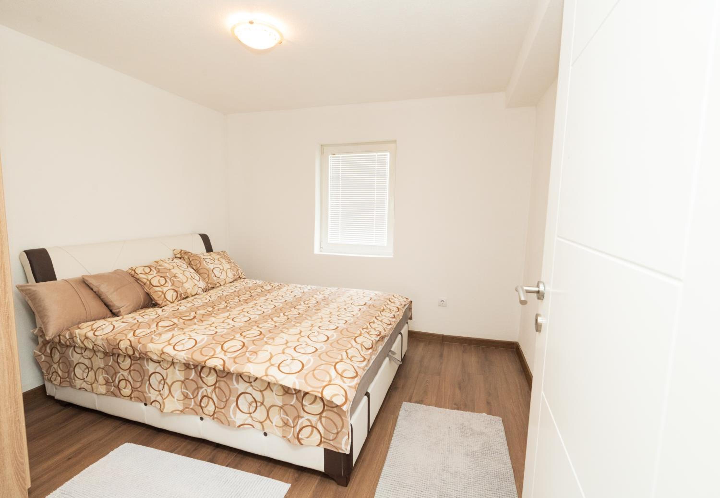 Elvis Apartments