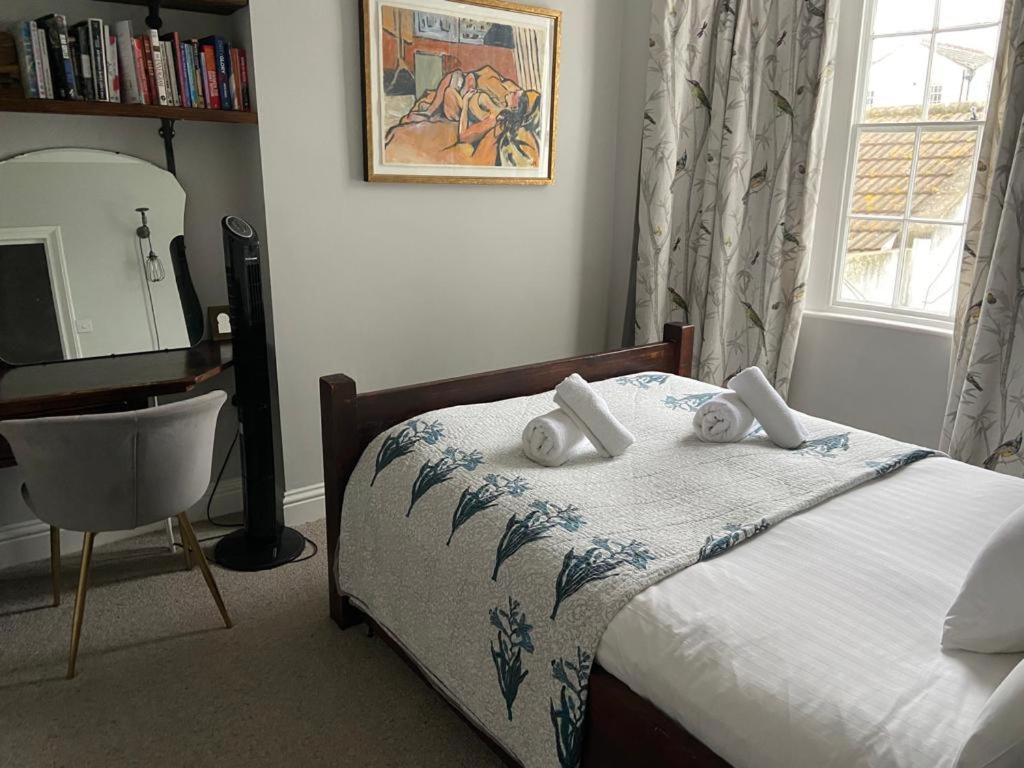 4 bed. Perfect for families. 1 min from seafront view 4