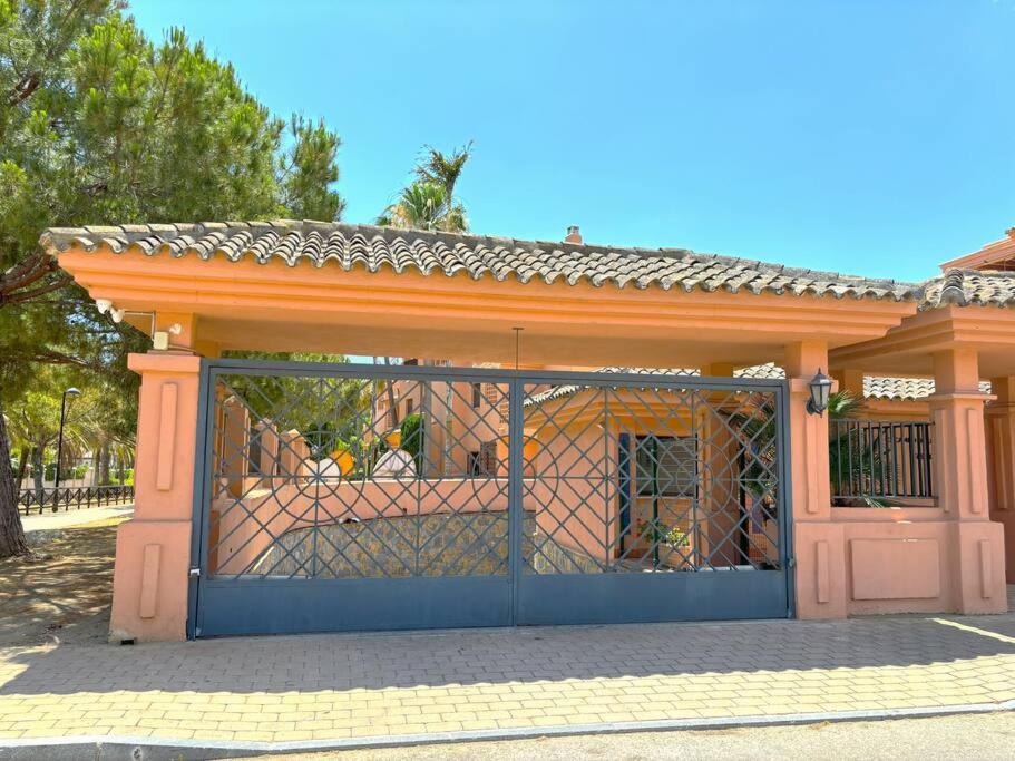 Evans Realty AX Playa & Piscinas & Garaje view 3